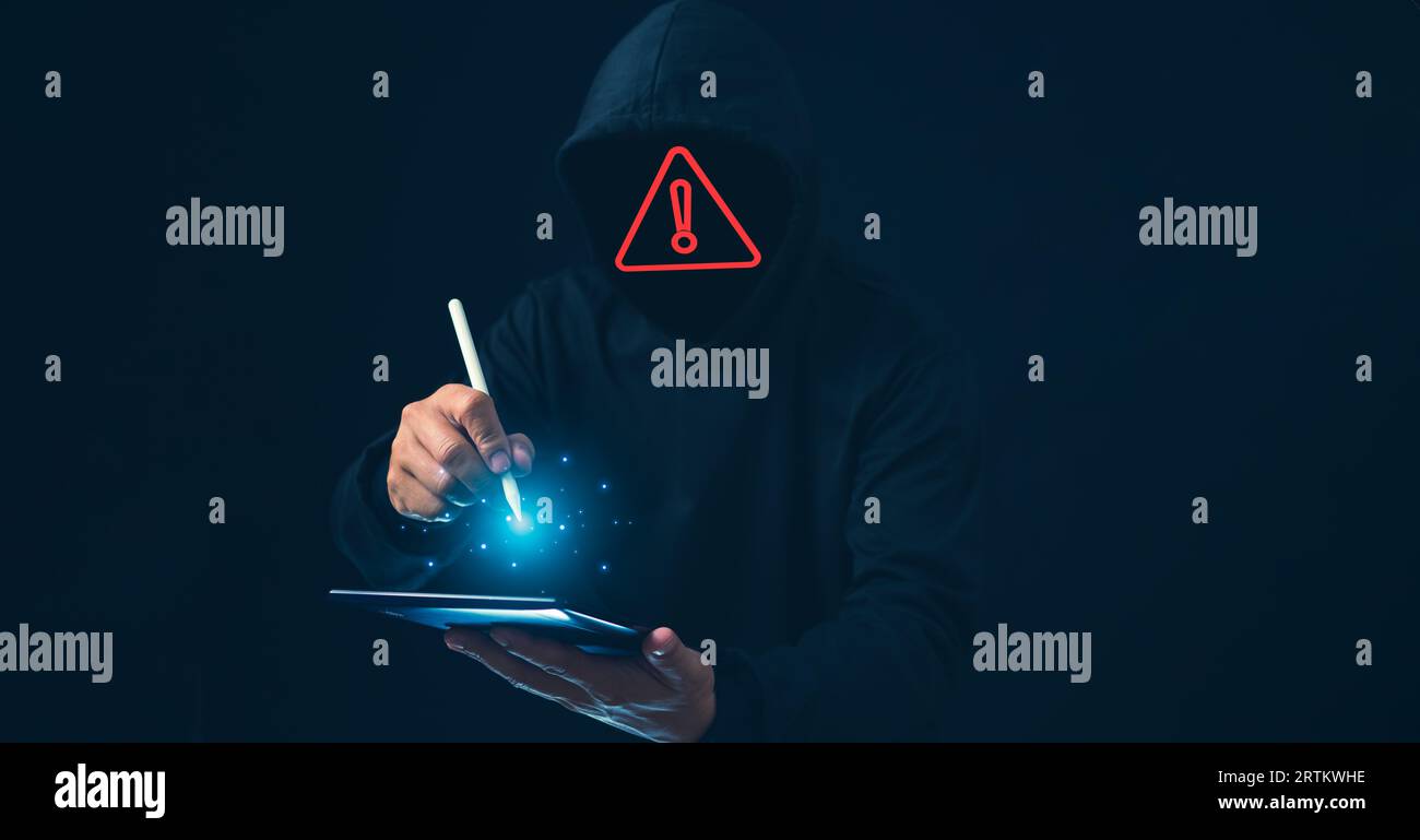 Hacker arbeiten im Dunkeln an Laptops. Das Konzept der Informationssicherheit im Internet-Netzwerk und der Informationsspionage. Stockfoto