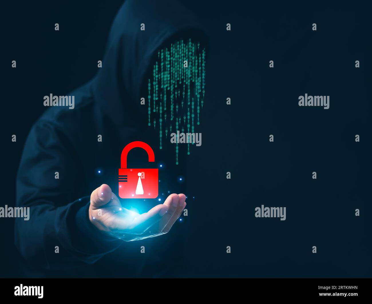 Hacker hält ein Datenschutzschild auf einem dunklen Hintergrund. Konzept der Informationssicherheit in Internet-Netzwerken und Spionage. Stockfoto