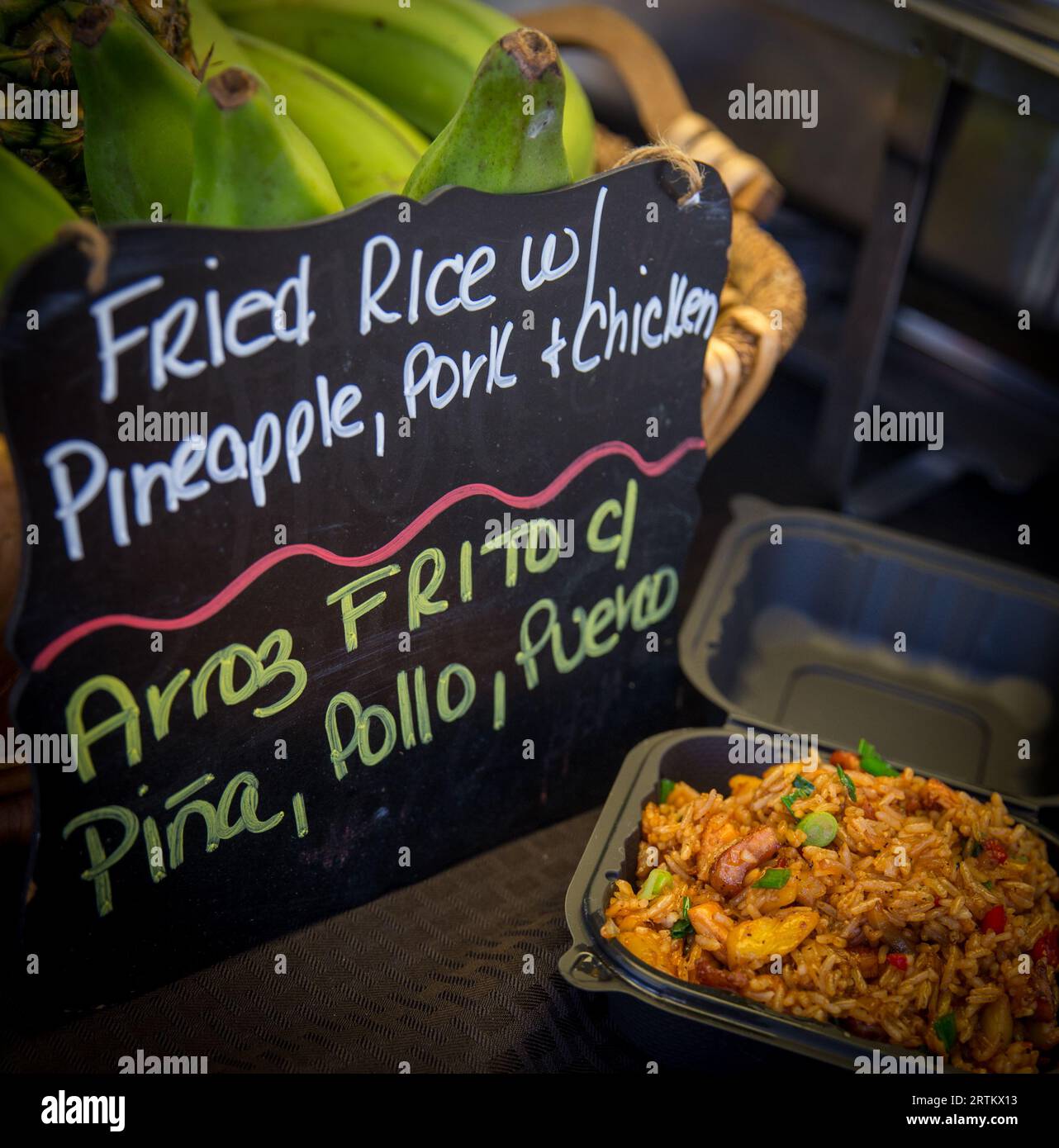 Gebratener Reis mit Ananas, Schweinefleisch und Huhn Stockfoto