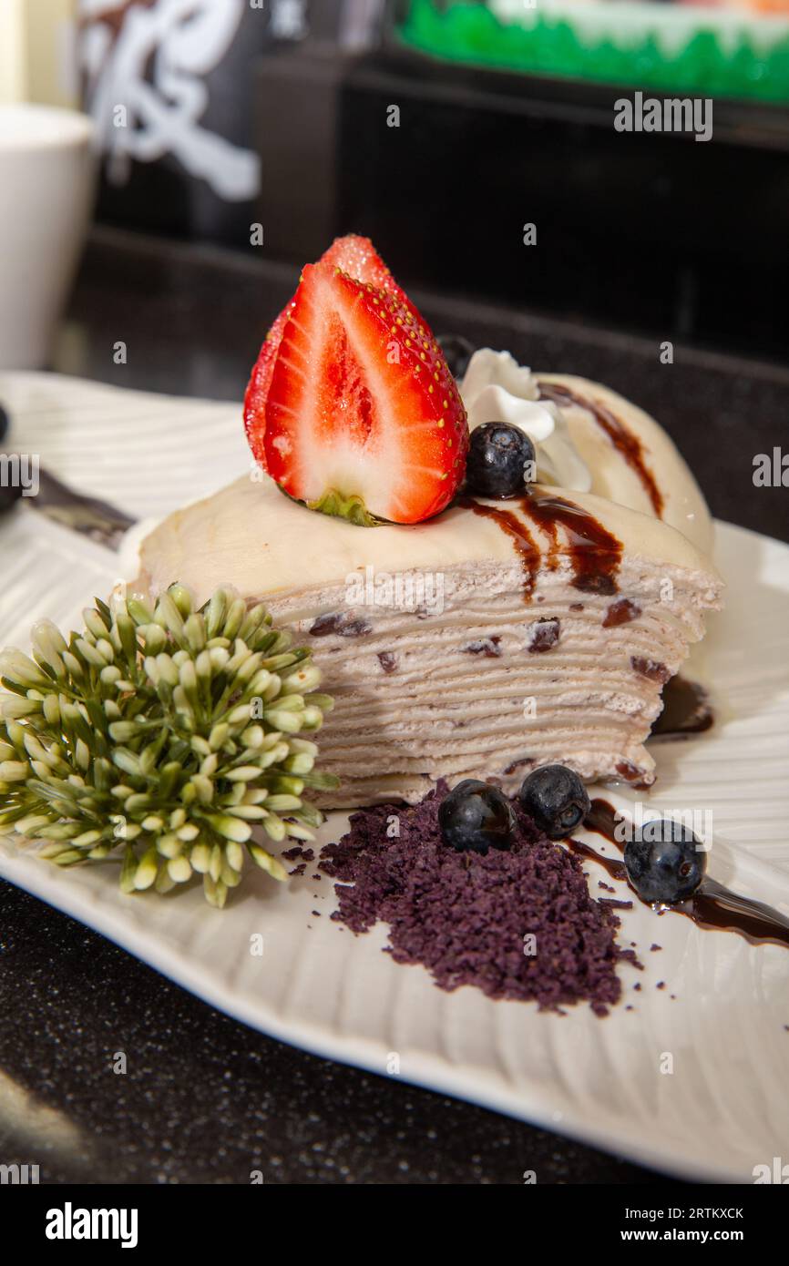 Red Bean Crepe Cake mit Eiscreme als Desset Stockfoto Red Bean Crepe Cake mit Eiscreme als Desset Stockfoto
