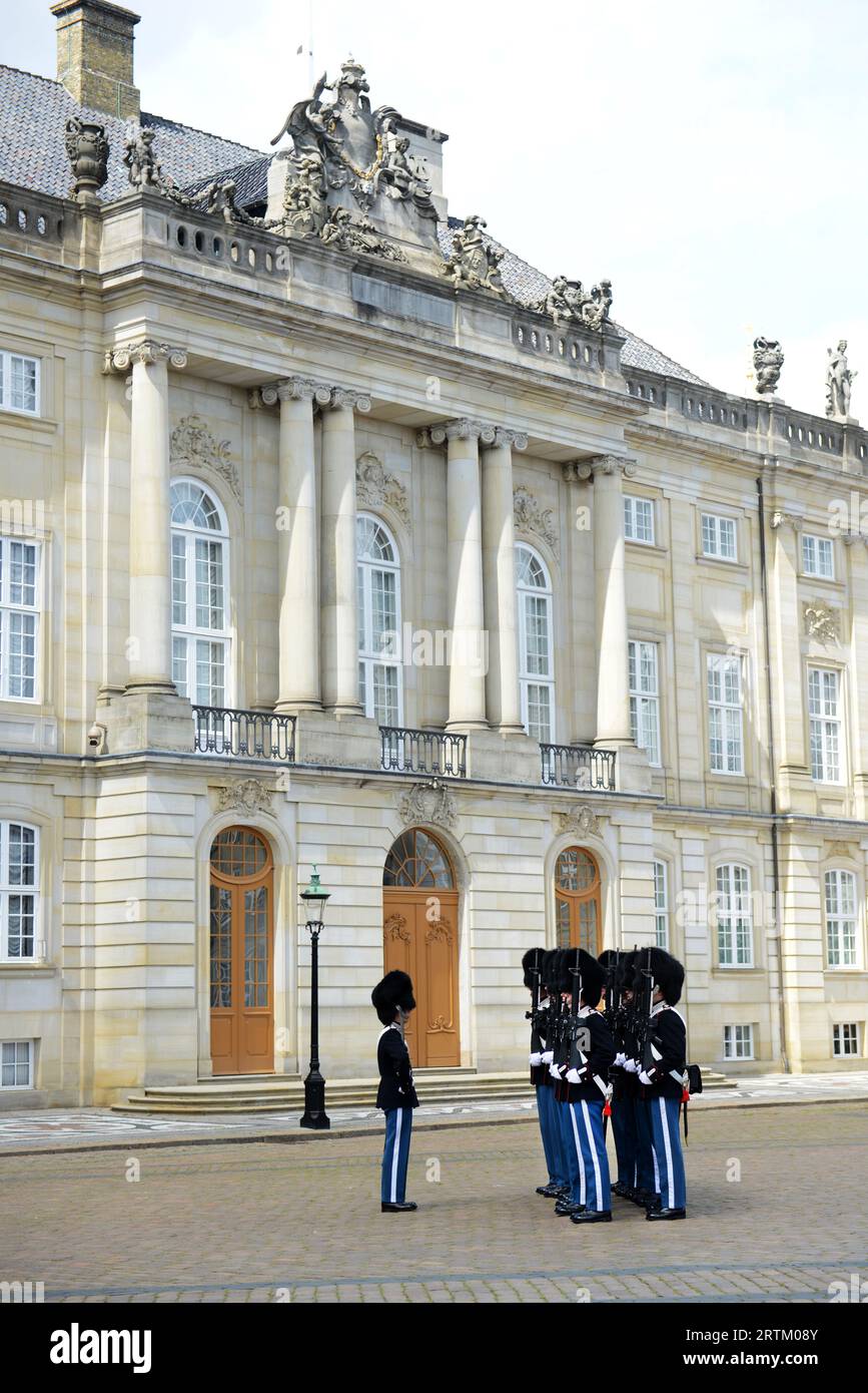 Wechsel der königlichen dänischen Garde im Schloss Amalienborg in Kopenhagen, Dänemark. Stockfoto