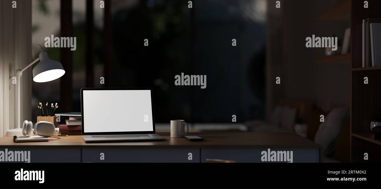 Ein Laptop, eine Tischlampe und Accessoires auf einem Schreibtisch in einem modernen dunklen Schlafzimmer in der Nacht. 3D-Rendering, 3D-Abbildung Stockfoto