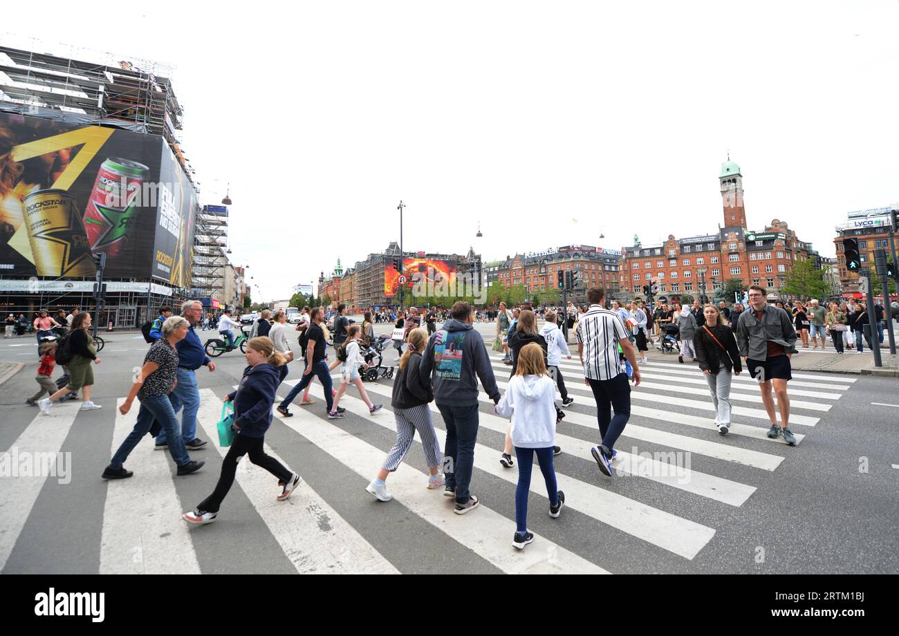 Fußgänger überqueren die Straße am Rathausplatz in Kopenhagen, Dänemark. Stockfoto