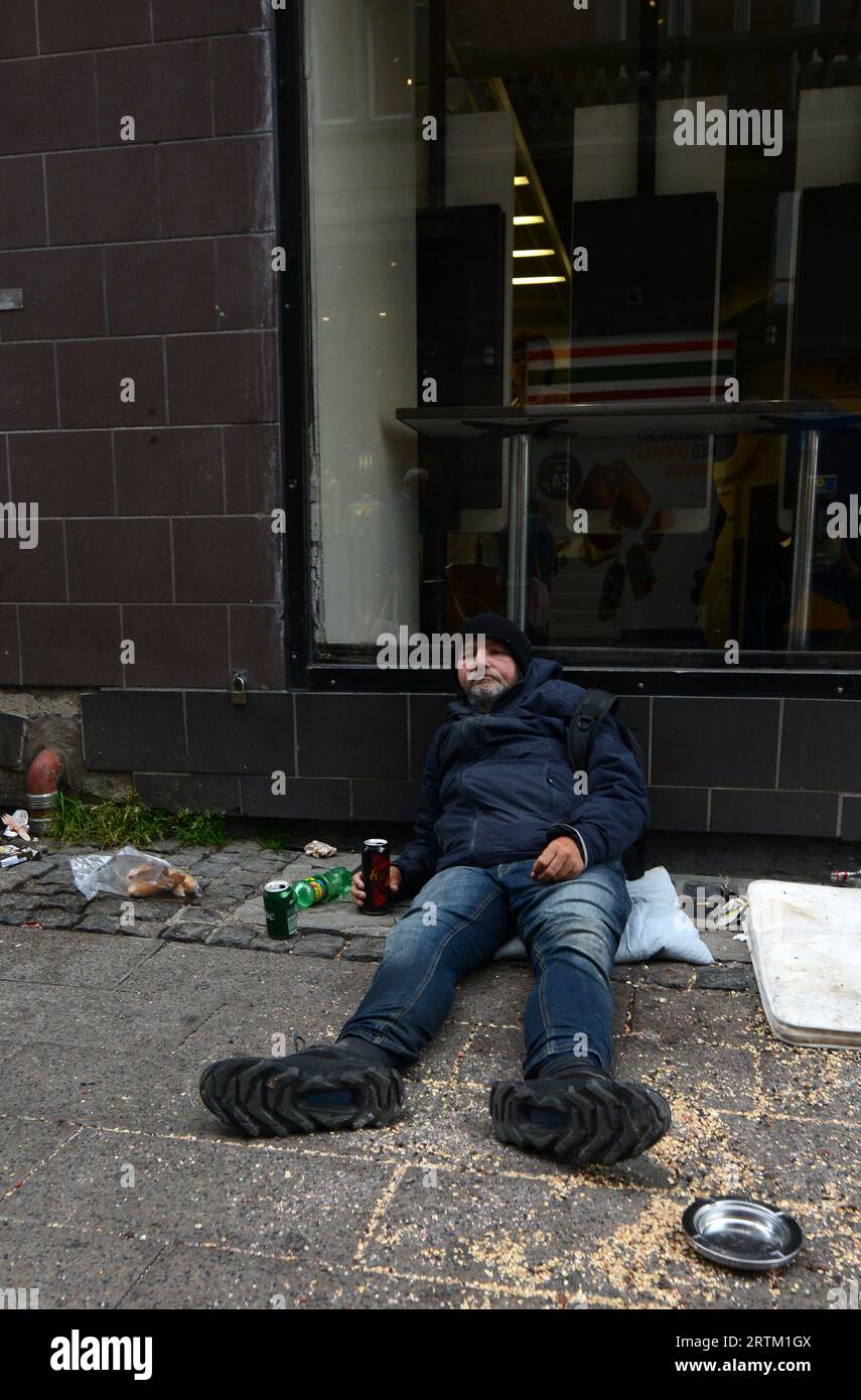 Ein Obdachloser auf der Straße im Zentrum von Kopenhagen, Dänemark. Stockfoto