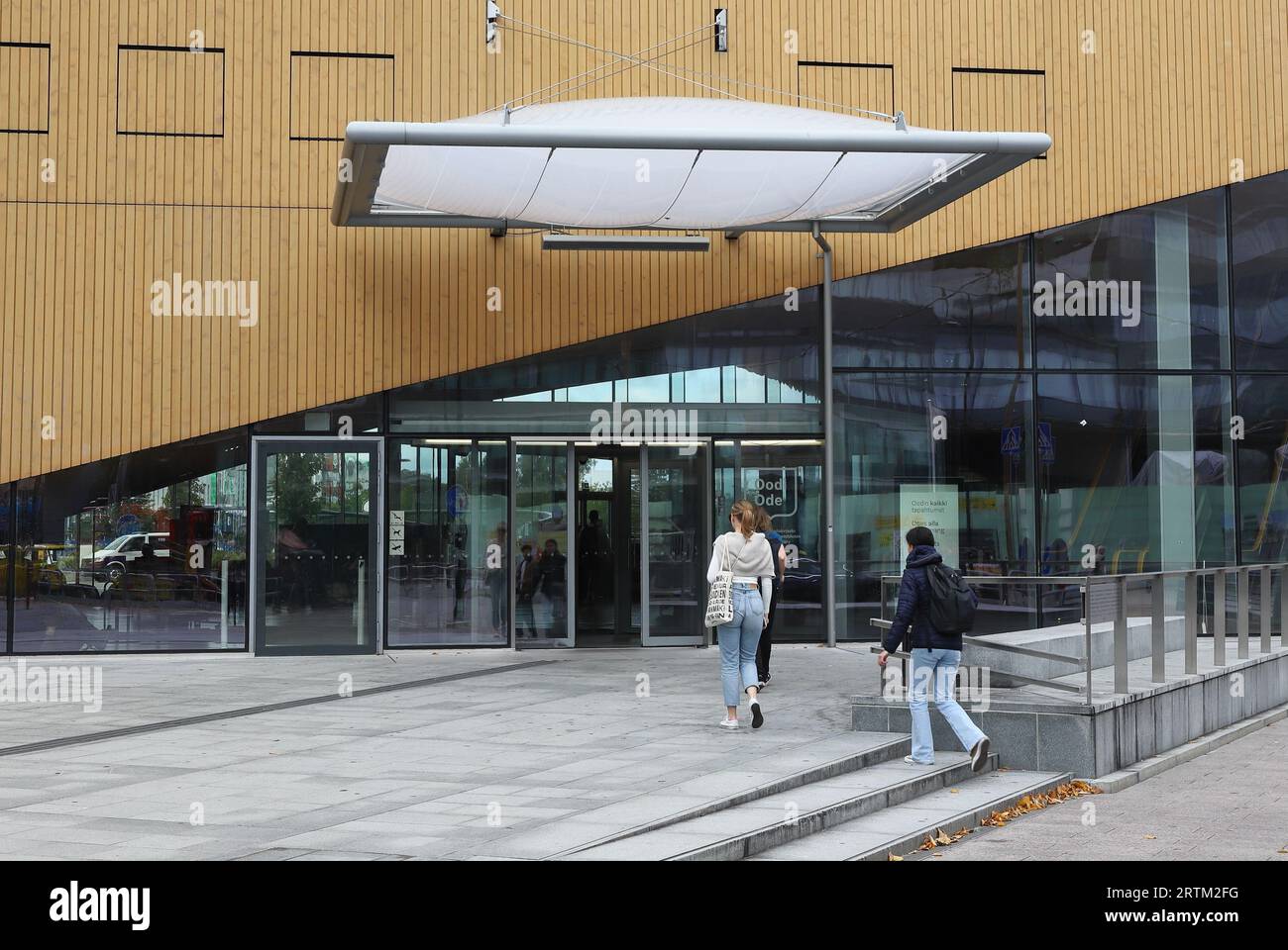 Helsinki, Finnland - 5. September 2023: Besucher gehen zum Eingang der Helsinki Central Library Oodi. Stockfoto