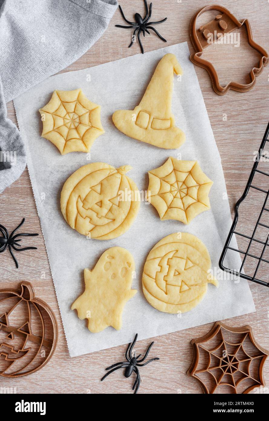 Zubereitung von festlichen Keksen zum Backen im Ofen. Backen Sie Halloween-Kekse in Form von Kürbissen und Geistern Stockfoto