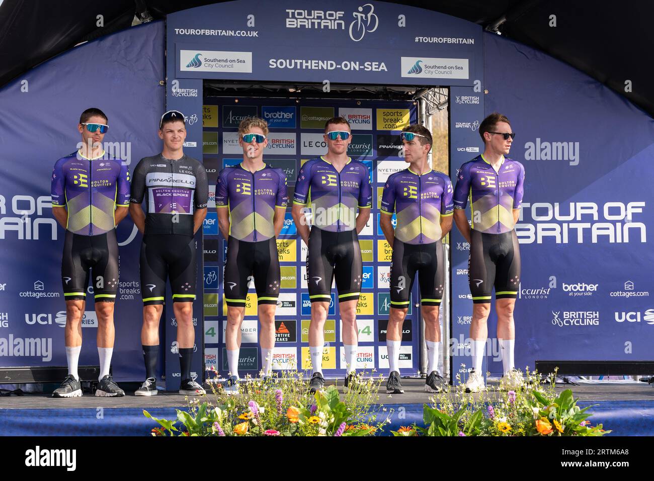 Fahrer des Teams Bolton Equities Black sprachen beim Tour of Britain-Radrennen Stage 6 Start in Southend on Sea, Essex, UK. Stockfoto