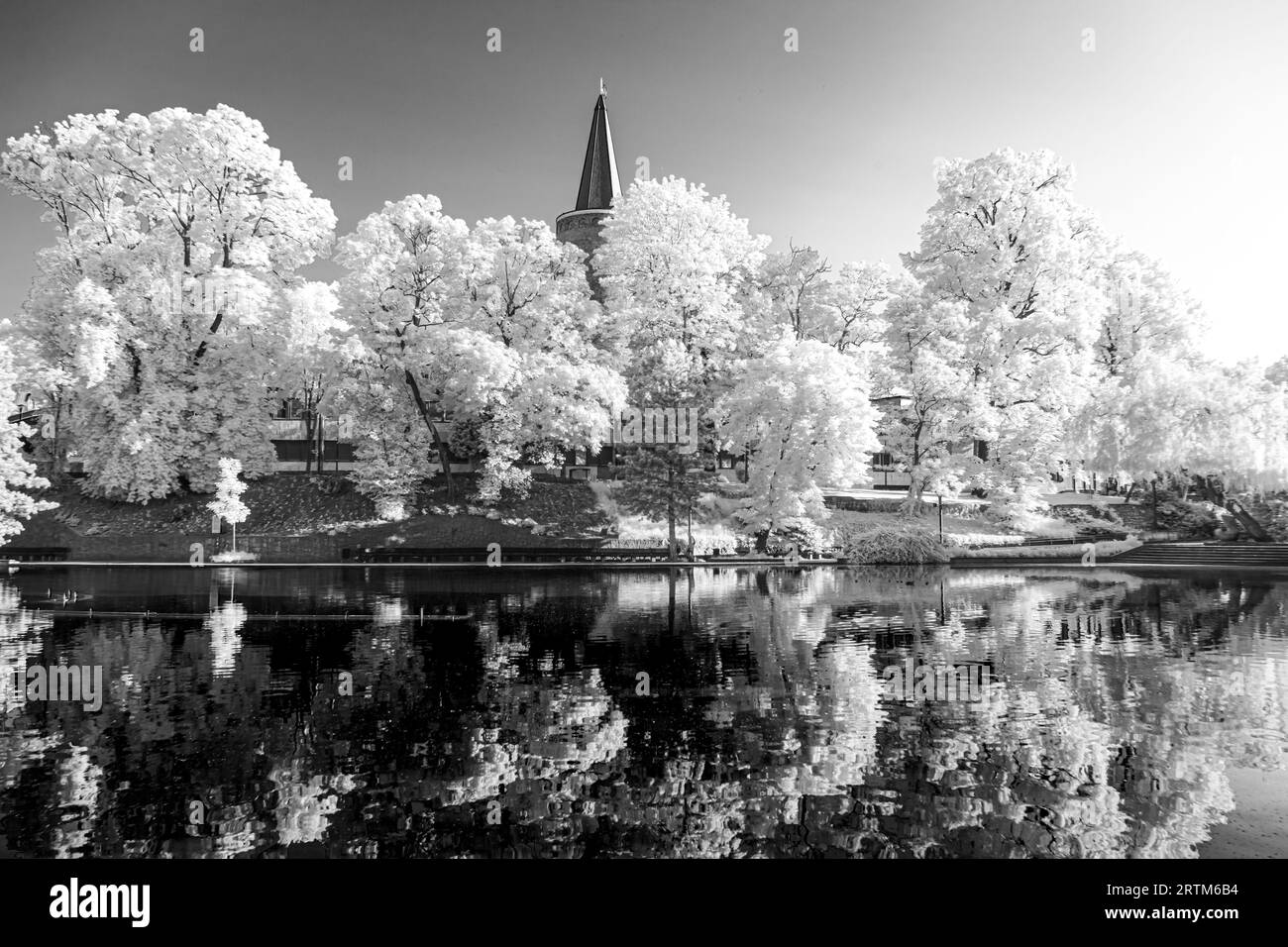 Ein künstlerisches Schwarzweiß-Infrarotfoto der Altstadt von Opole mit historischer Architektur Stockfoto