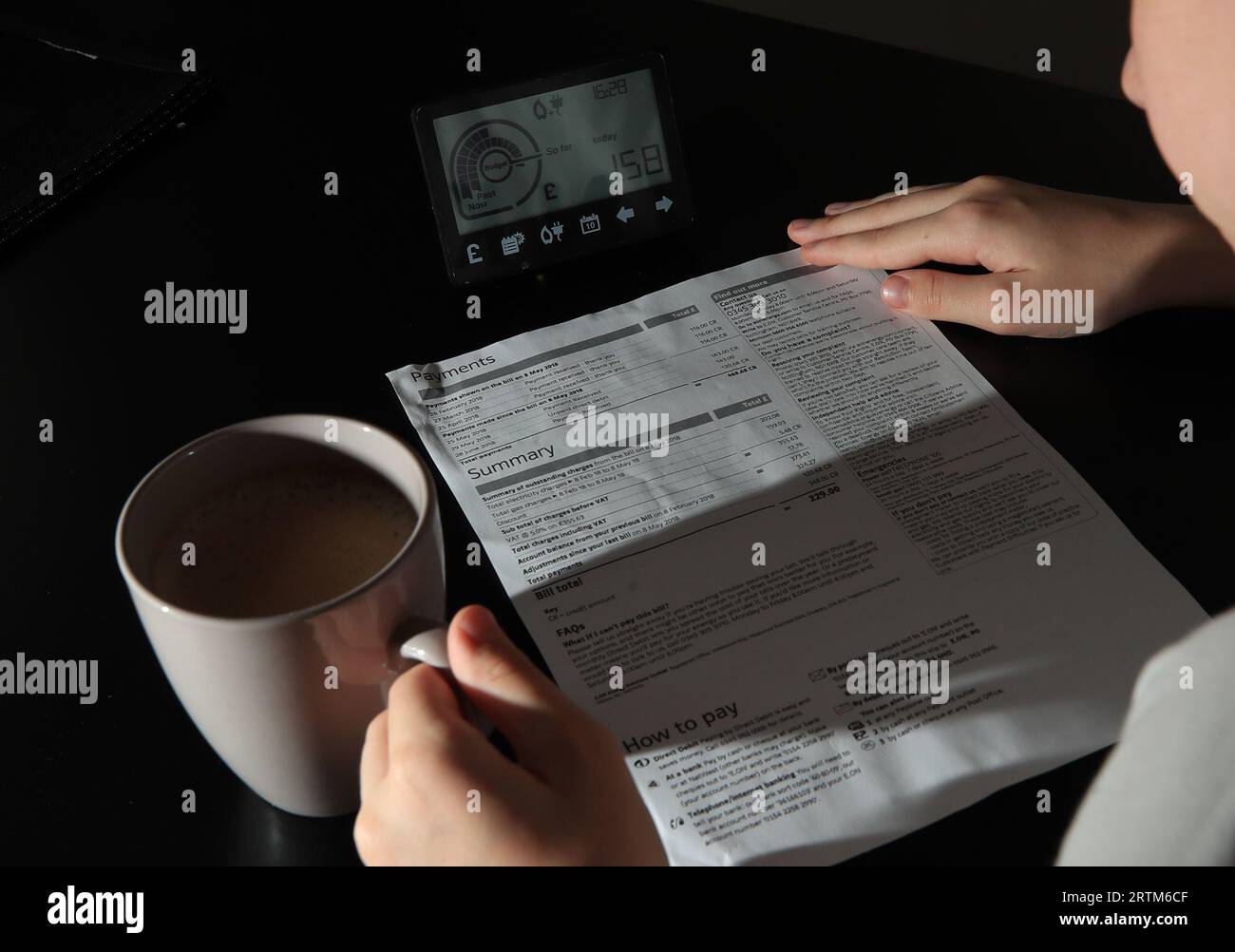Dateifoto vom 31/07/18 eines intelligenten Zählers neben einer Stromrechnung. Mehr als ein Viertel (27 %) der Menschen sind mit mindestens einer Rechnung im Rückstand, wie die Forschung für Ratschläge der Bürger nahelegt. Er sagte, dass Energieschulden und Steuerrückstände des rates die am häufigsten auftretenden Problemschulden sind - wobei die Hälfte (50 %) der Menschen von den Ratschlägen der Bürger unterstützt wird, eine oder beide dieser Schulden zu melden. Die Wohltätigkeitsorganisation sagte, sie habe es mit einer wachsenden Zahl von Menschen mit einem negativen Budget zu tun - mit mehr Geld als mit dem Einkommen. Derzeit beträgt die durchschnittliche Person, die die Wohltätigkeitsorganisation bei Schulden unterstützt, £28 in Rot am Ende der Mo Stockfoto