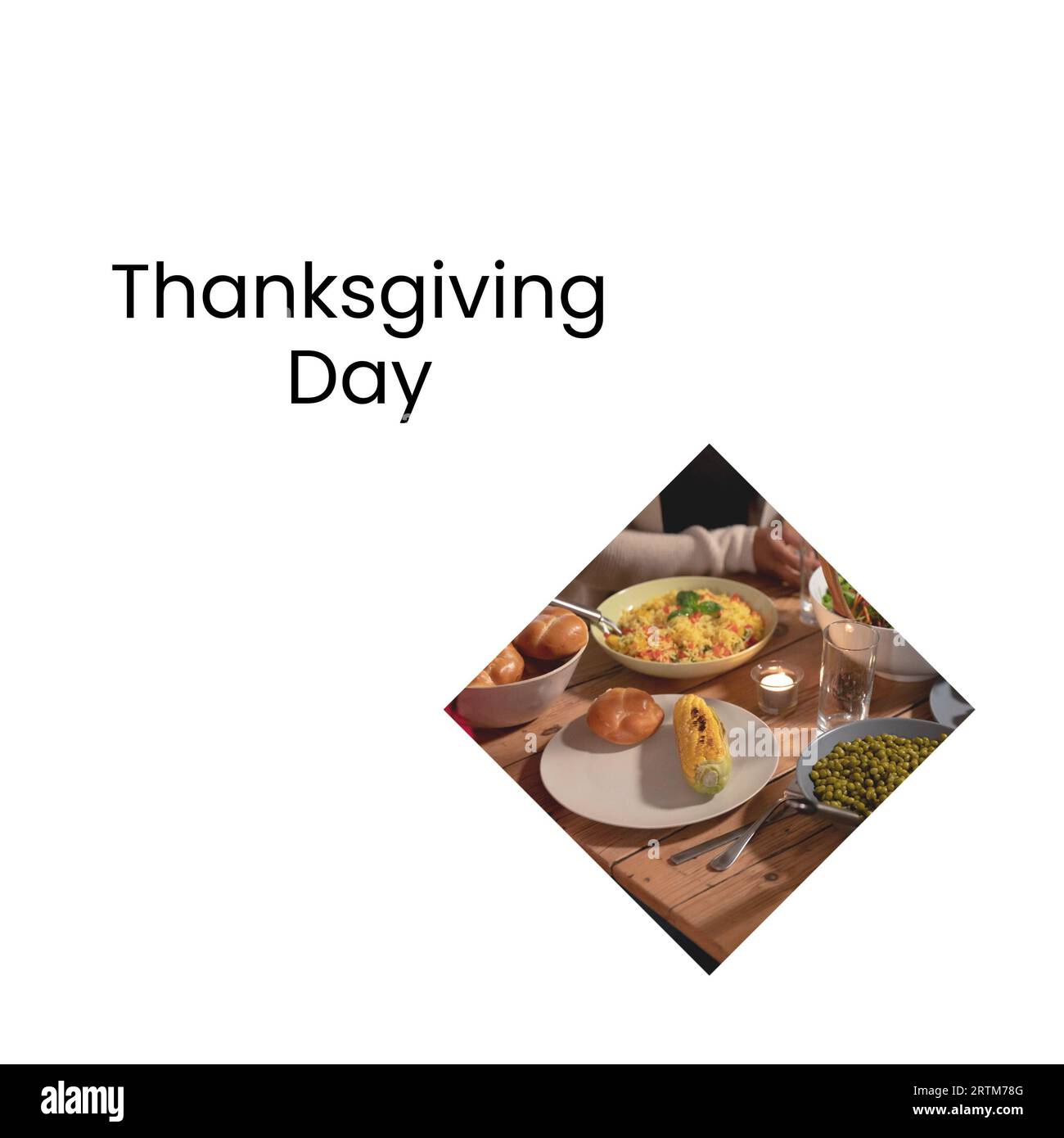 Thanksgiving Day Text auf weiß mit Thanksgiving Dinner auf dem Tisch Stockfoto