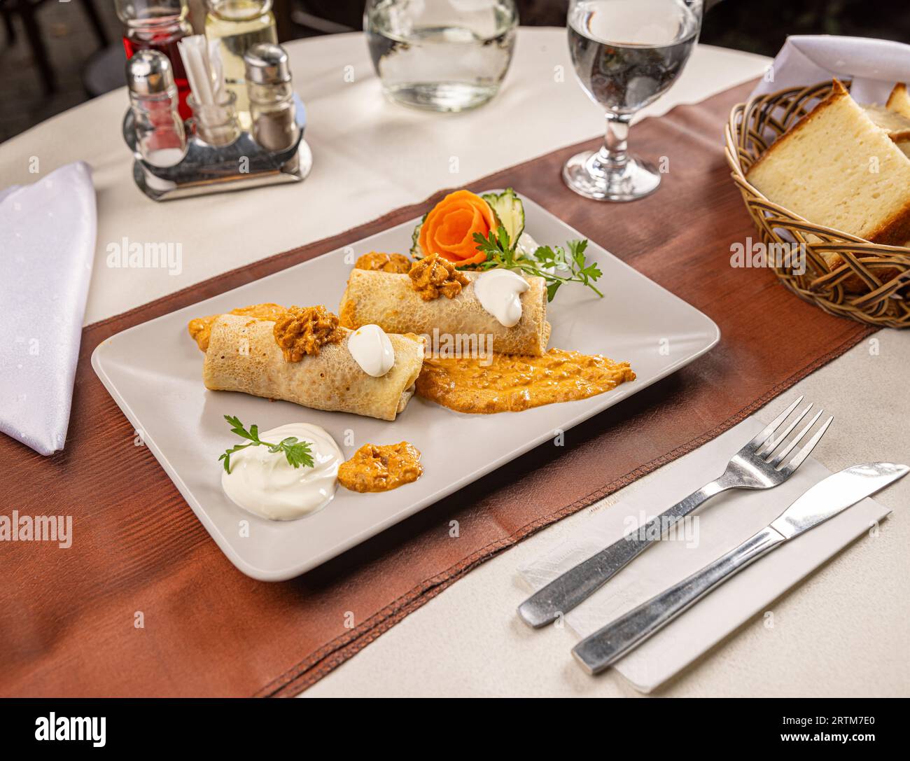 Pfannkuchen, gefüllt mit Hackfleisch und garniert mit Eintopf Stockfoto