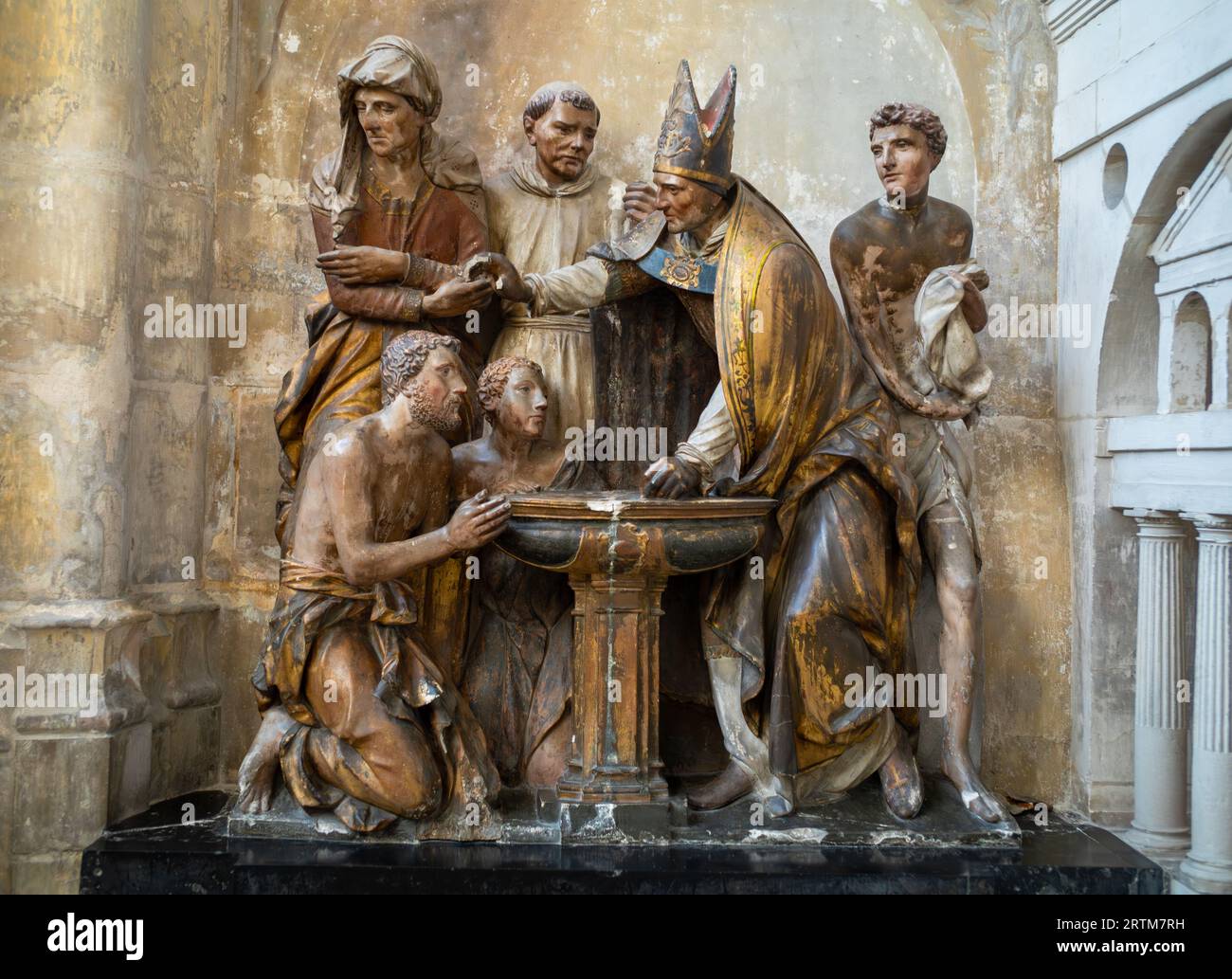 Eine kunstvolle Schnitzstatue, die die Taufe des Heiligen Augustinus durch den Heiligen Ambrosius in der katholischen Kathedrale St. Peter und St. Paul in Troyes zeigt Stockfoto