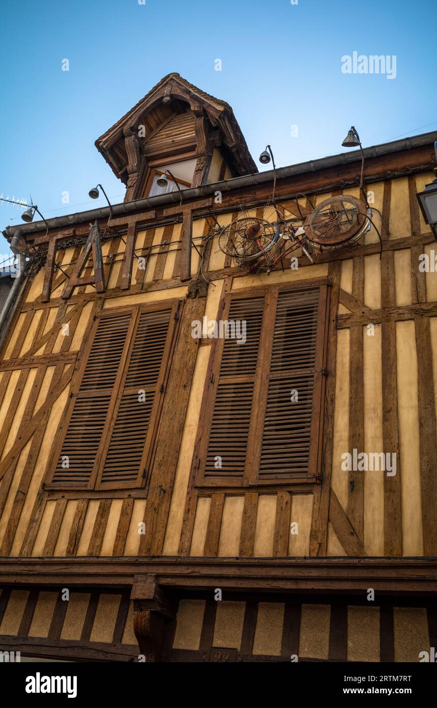 Ein großes kunstvolles Schild aus Metall und alten Fahrrädern mit der Aufschrift „Tattoo“ hoch oben in einem traditionellen mittelalterlichen Haus in Troyes, Aube, Frankreich. Stockfoto