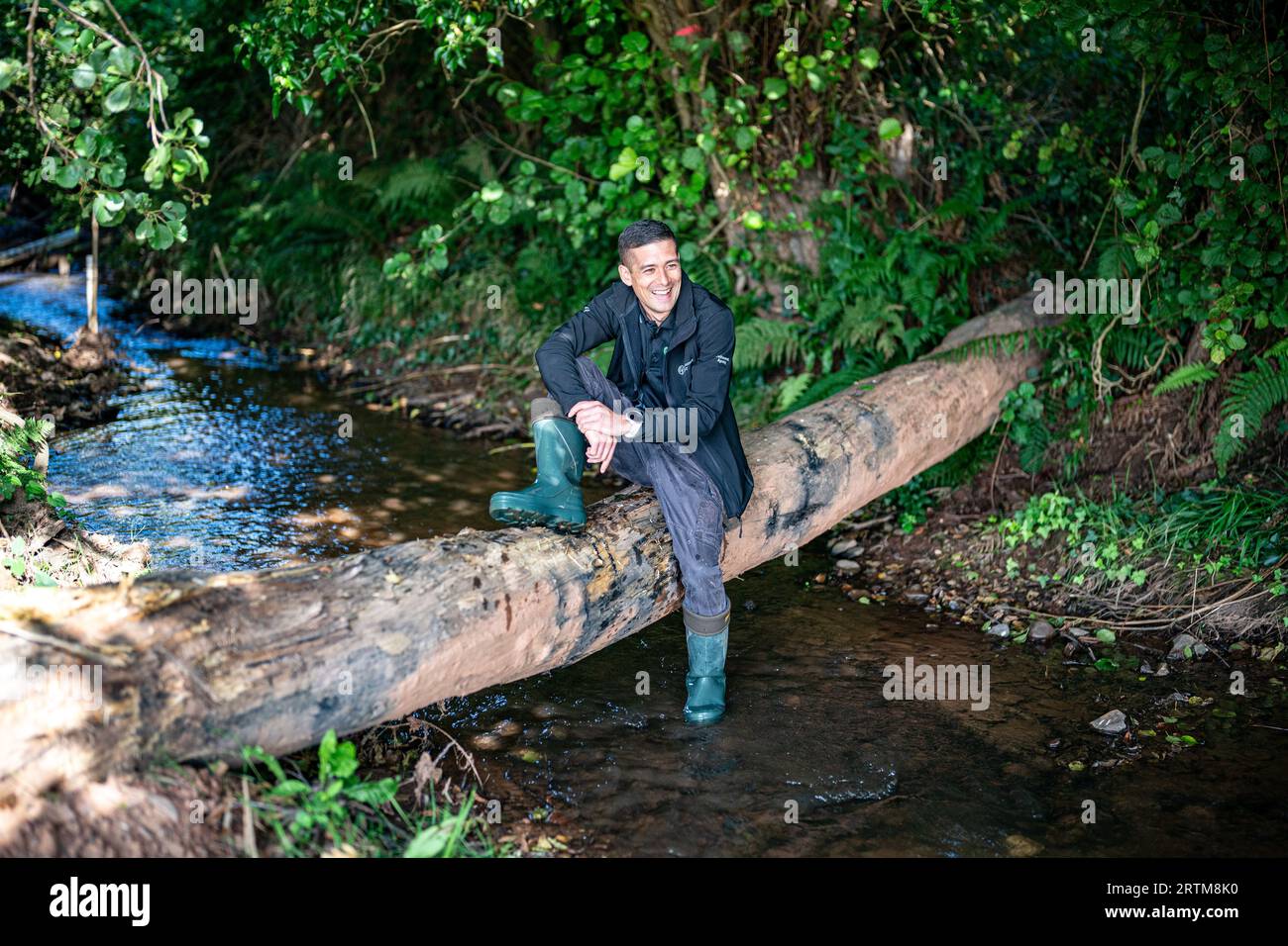 Matt Pang, Coordinator des Wassereinzugs, Environment Agency, in der neu gebildeten Hochwasserebene am Fluss aller auf dem National Trust Holnicote Estate, Exmoor, Somerset, wo der erste Versuch unternommen wurde, eine natürlichere, vielfältige und widerstandsfähige Feuchtgebiete und Landschaften im Vereinigten Königreich werden dazu beitragen, die Auswirkungen des Klimawandels wie Überschwemmungen und Dürren zu bekämpfen. Bilddatum: Mittwoch, 13. September 2023. Stockfoto