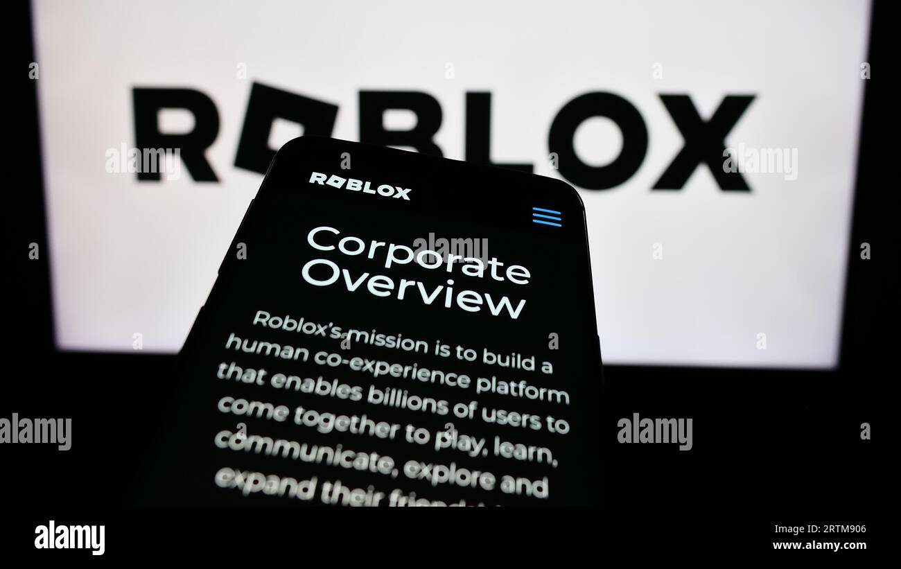 Mobiltelefon mit Webseite der US-amerikanischen Videospielfirma Roblox Corporation auf dem Bildschirm vor dem Firmenlogo. Konzentrieren Sie sich auf die obere linke Ecke des Telefondisplays. Stockfoto