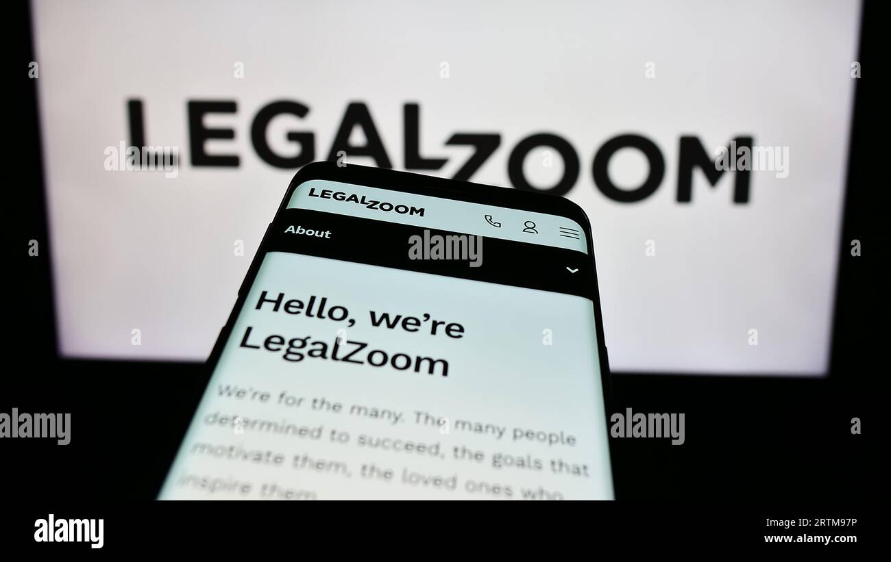 Mobiltelefon mit Webseite des US-amerikanischen Legal Technology Company LegalZoom.com Inc. Auf dem Bildschirm vor dem Logo. Konzentrieren Sie sich auf die obere linke Ecke des Telefondisplays. Stockfoto