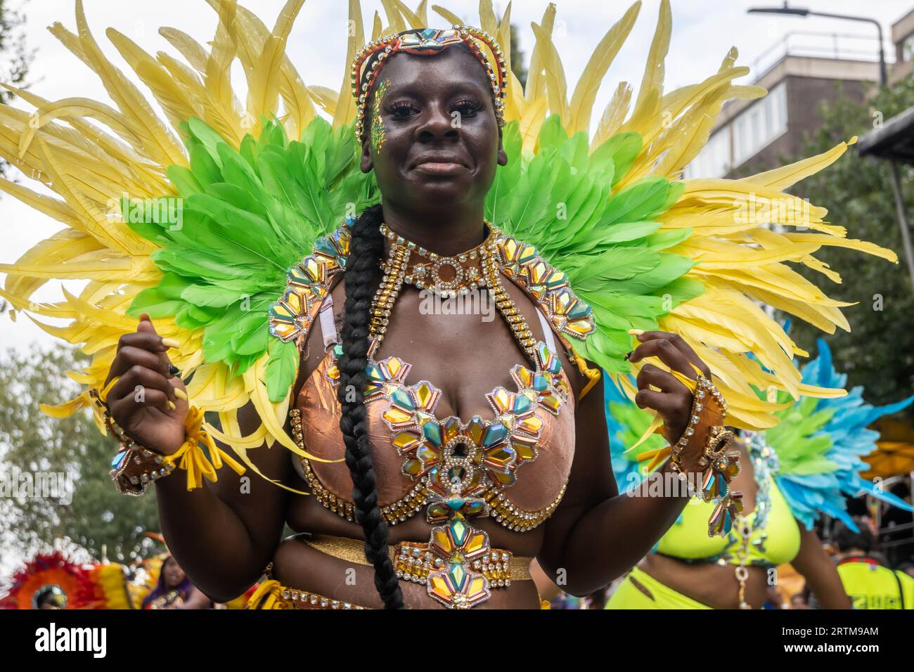 NOTTING HILL, LONDON, ENGLAND - 28. August 2023: Frau trägt ein Kostüm beim Notting Hill Carnival 2023 Stockfoto