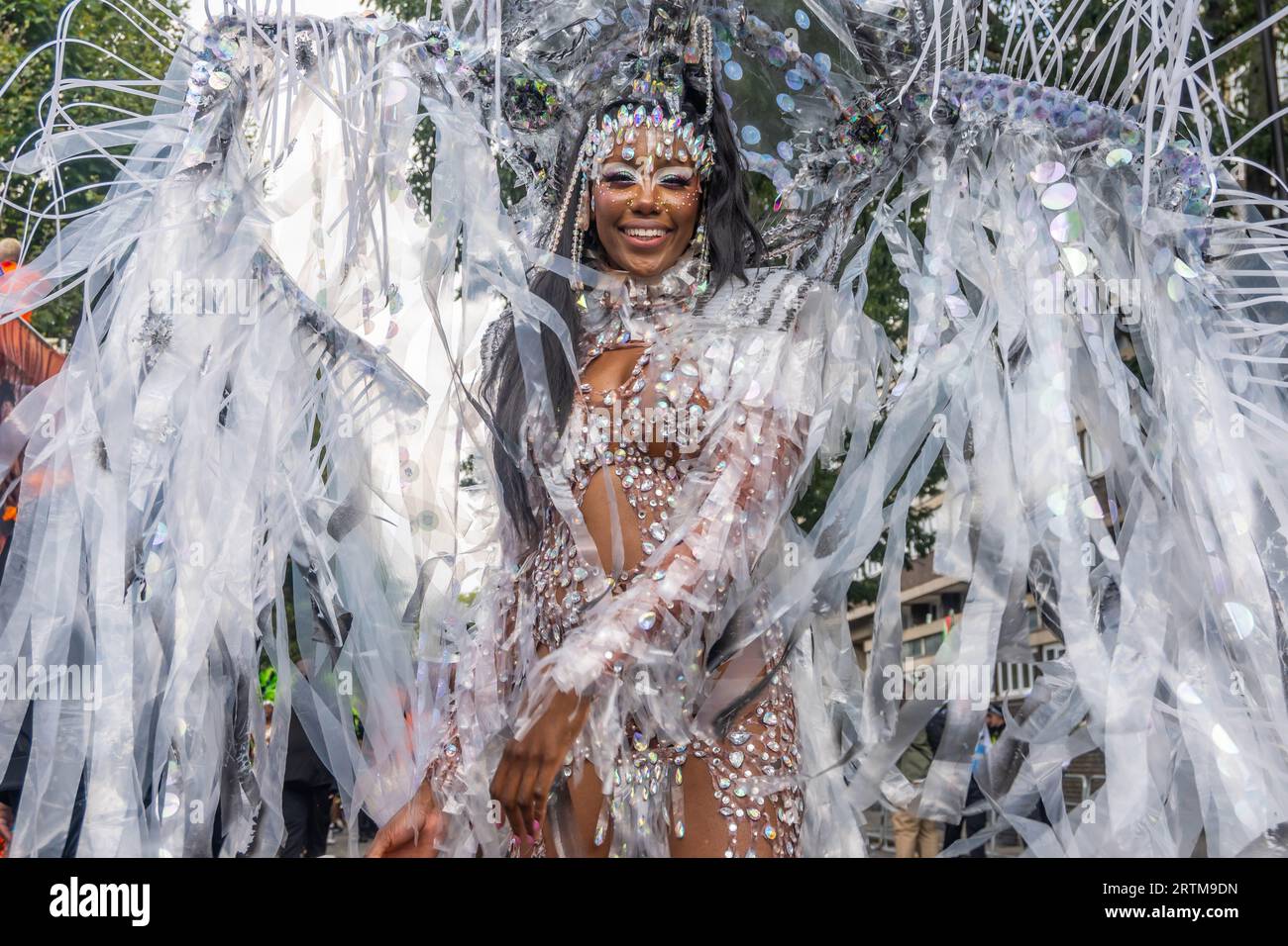 NOTTING HILL, LONDON, ENGLAND - 28. August 2023: Frau trägt ein Kostüm beim Notting Hill Carnival 2023 Stockfoto