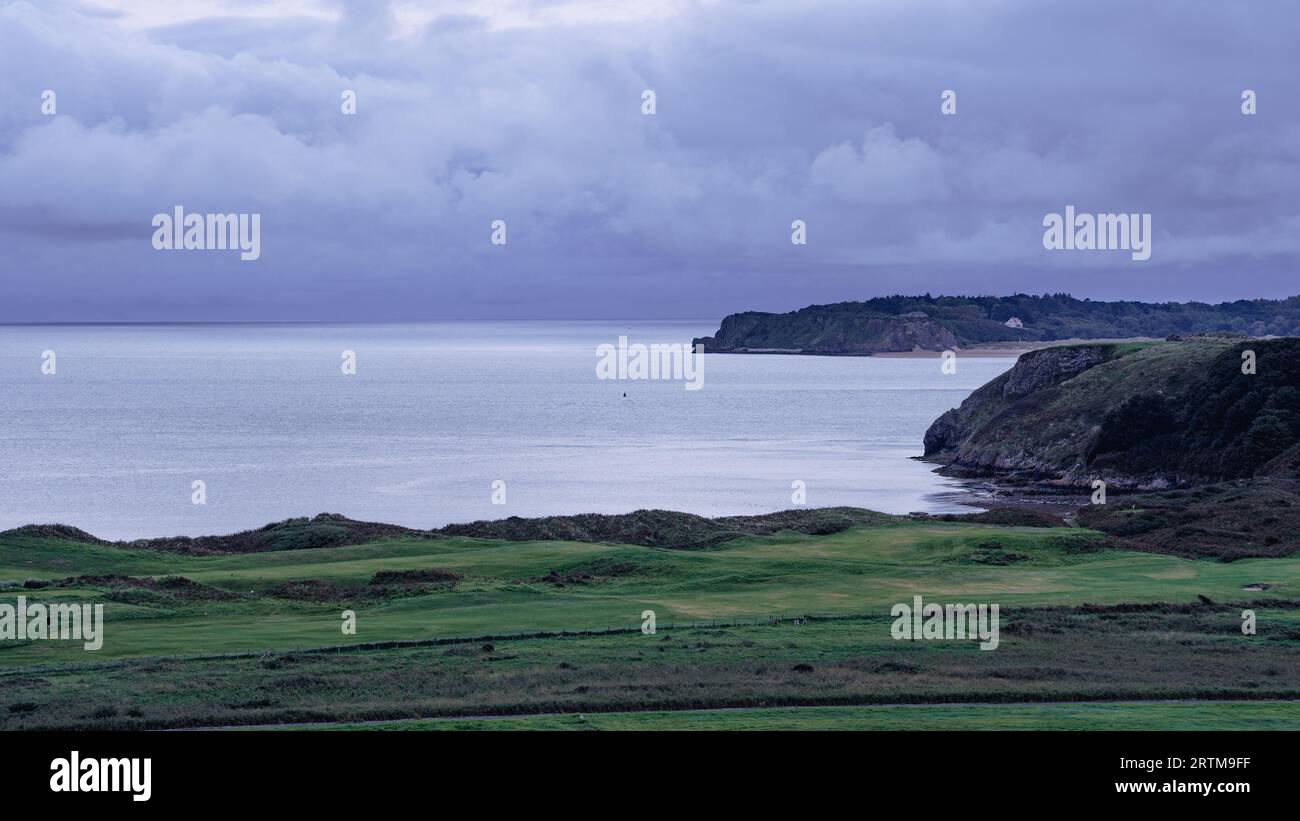 Blick am frühen Abend von Penally nach Caldey Island, Pembrokeshire, West Wales Stockfoto