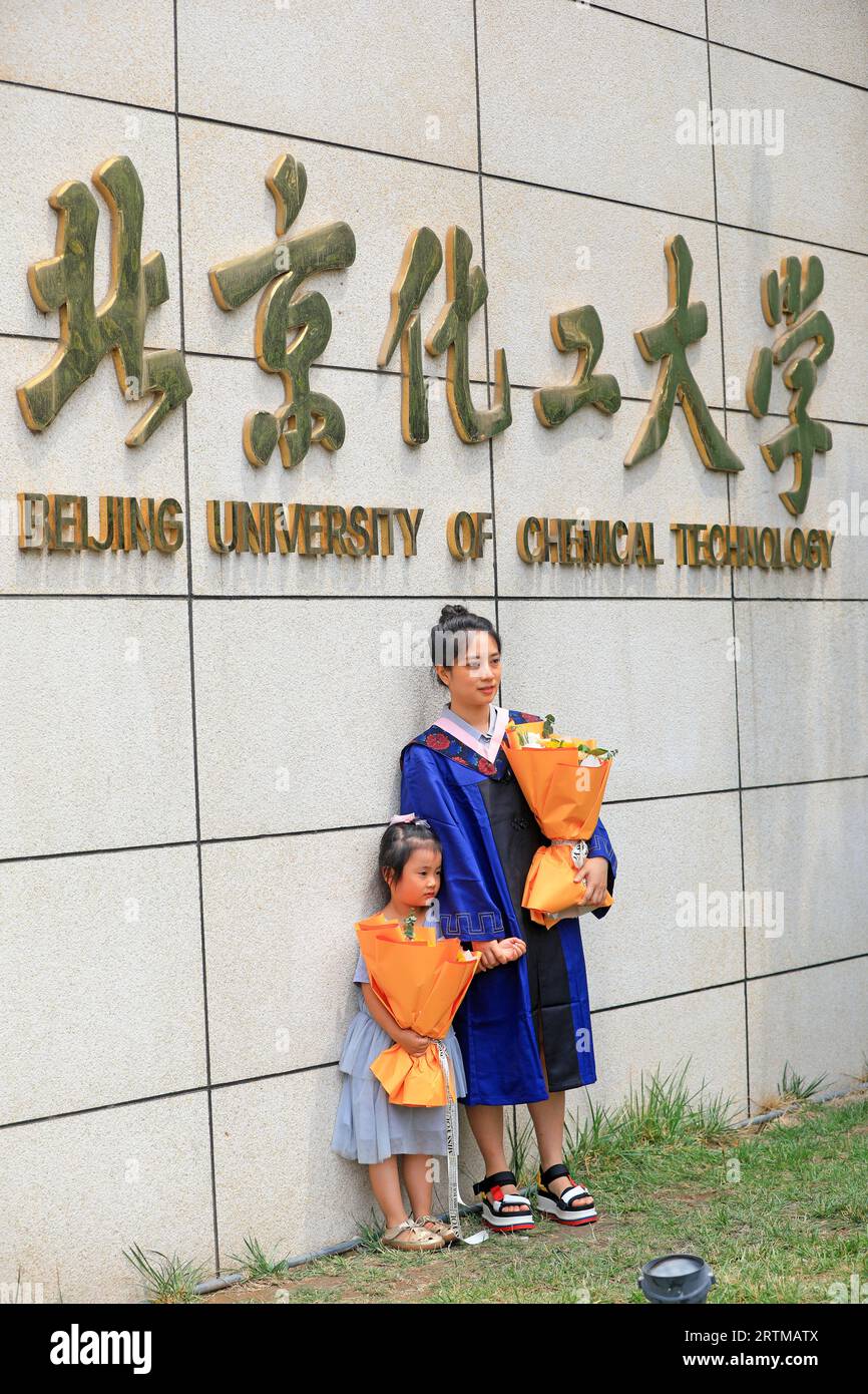 LUANNAN COUNTY, China - 24. Juni 2021: 'Beijing University of Technology' an der Wand, Menschen nahmen ein Souvenir am Tor der Pekinger Universität des tec Stockfoto