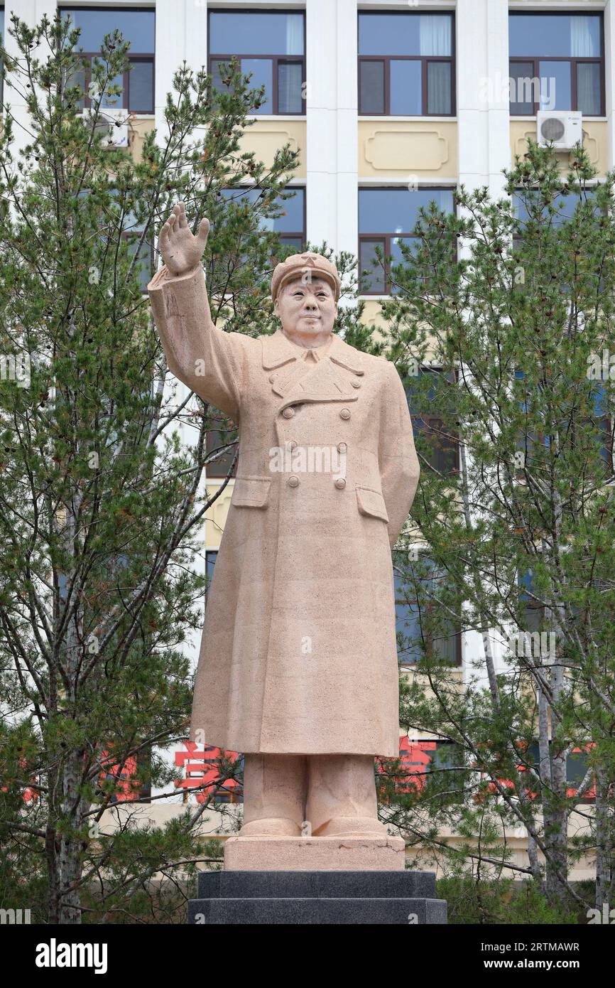 LUANNAN COUNTY, China - 24. Juni 2021: Mao Zedong Skulptur auf dem Campus der Pekinger Universität für Wissenschaft und Technologie, Nordchina Stockfoto