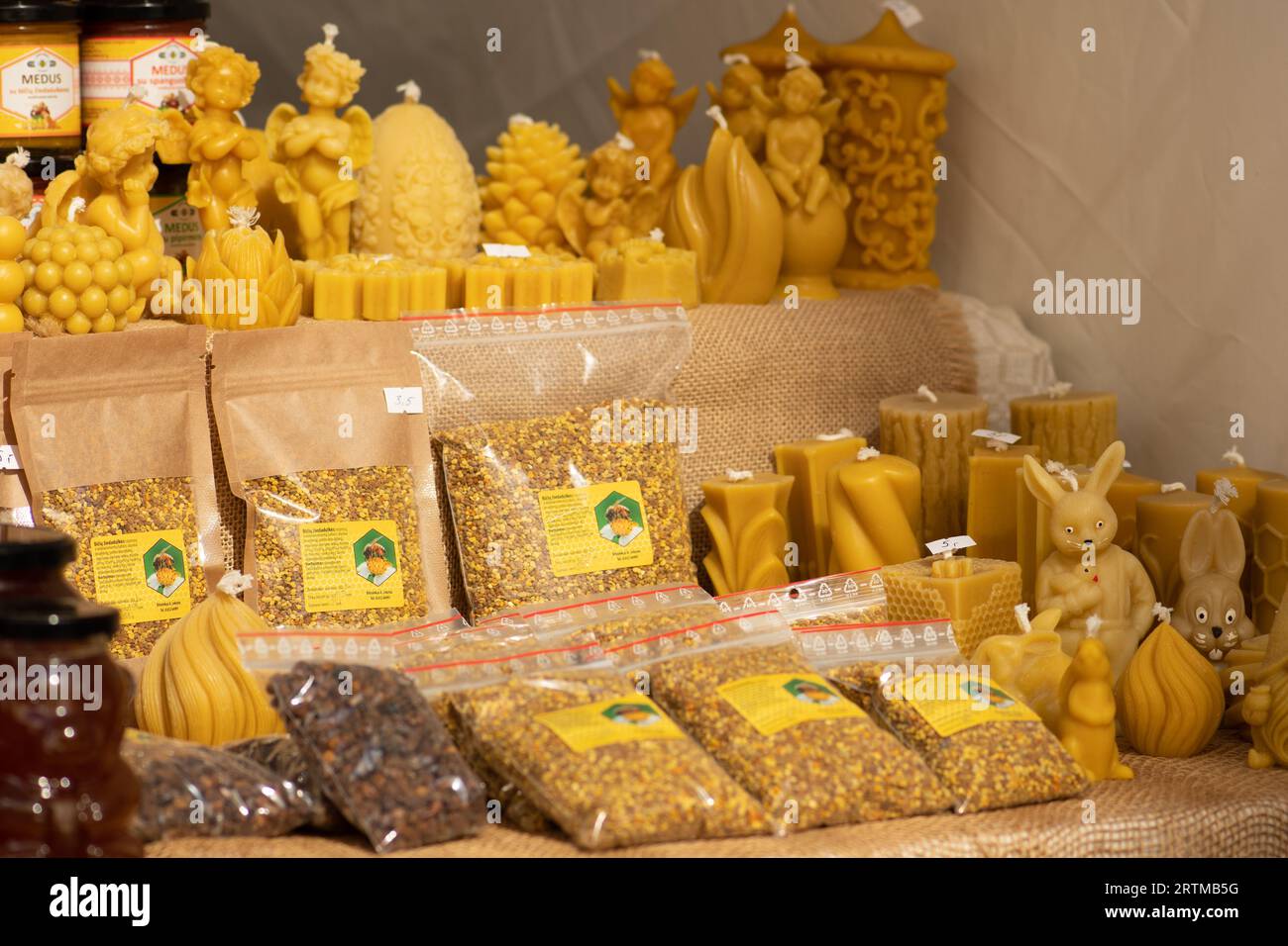 Verkauf von Bio-Bienenwachskerzen, Pollen und anderen Bienenprodukten auf einem Straßenmarkt in Vilnius, Litauen, Europa Stockfoto