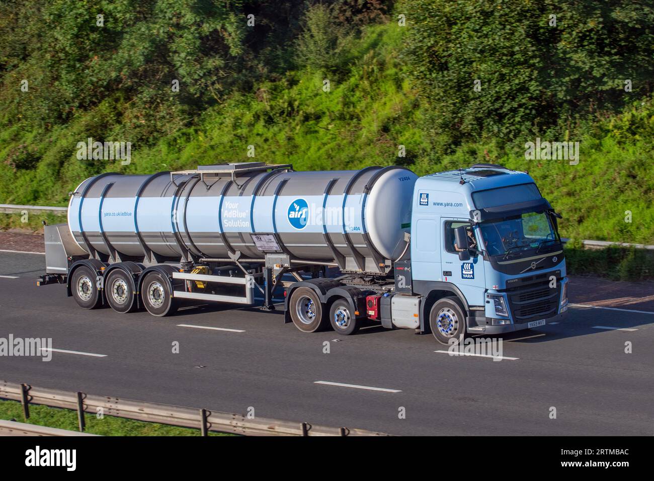 Der AdBlue-Hersteller Yara Suttons Storage Tankers Air1 Product Conical Tank fährt auf der Autobahn M6 im Großraum Manchester, Großbritannien Stockfoto
