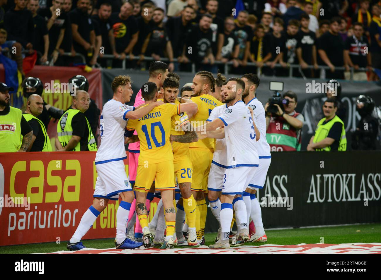 Kämpfe zwischen rumänischen und kosovarischen Spielern während des Qualifikationsspiels zur Euro 2024 Rumänien gegen Kosovo , National Arena Stadium , Bukarest , 12.09.2023 Stockfoto