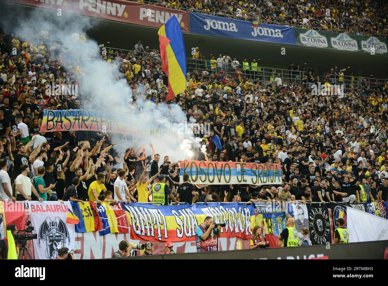 Rumänische Fans beim Qualifikationsspiel zur Euro 2024 Rumänien gegen Kosovo 12.09.2023, Arena Nationala Stadium, Bukarest Stockfoto