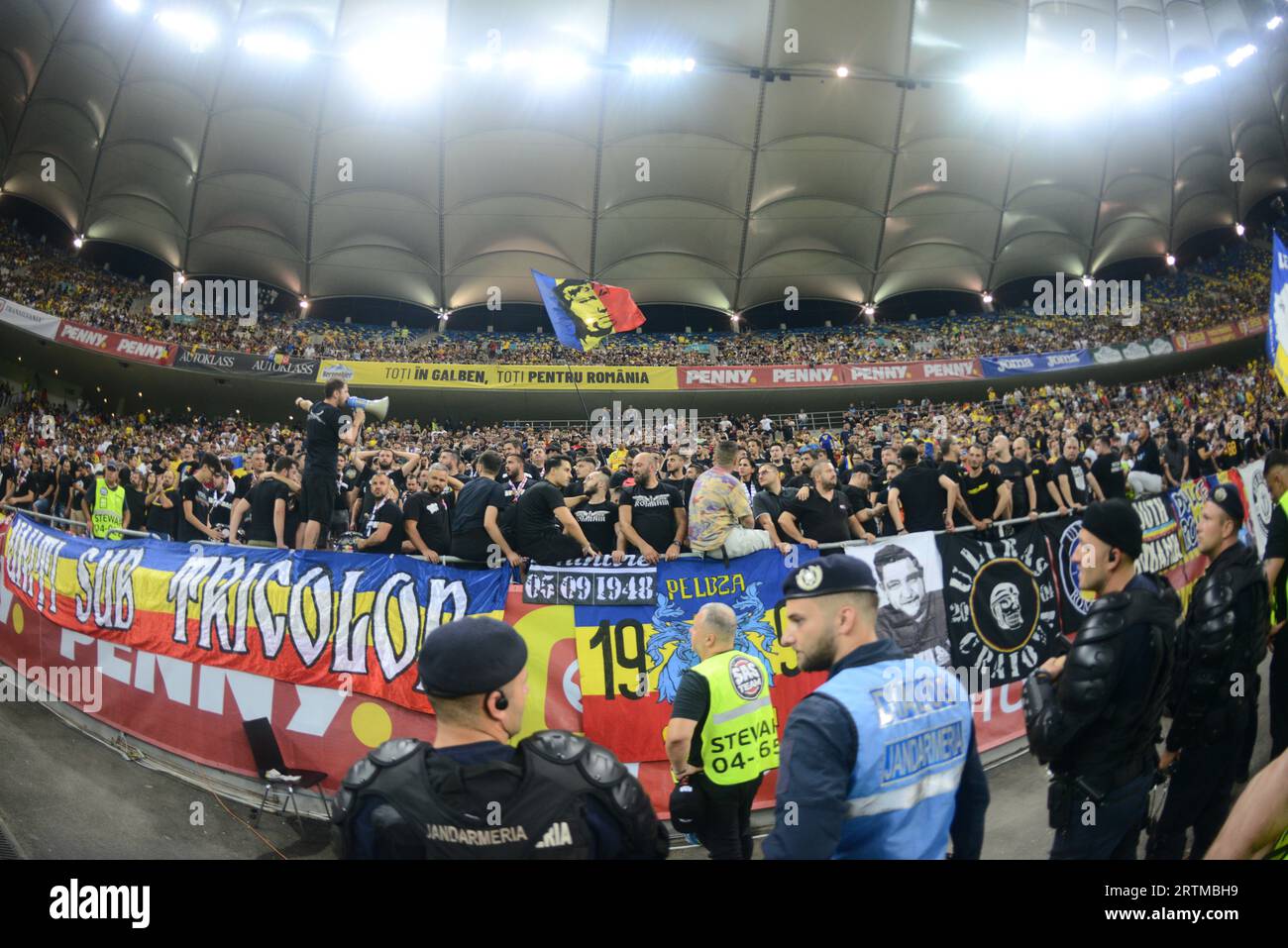 Rumänische Fans beim Qualifikationsspiel zur Euro 2024 Rumänien gegen Kosovo 12.09.2023, Arena Nationala Stadium, Bukarest Stockfoto