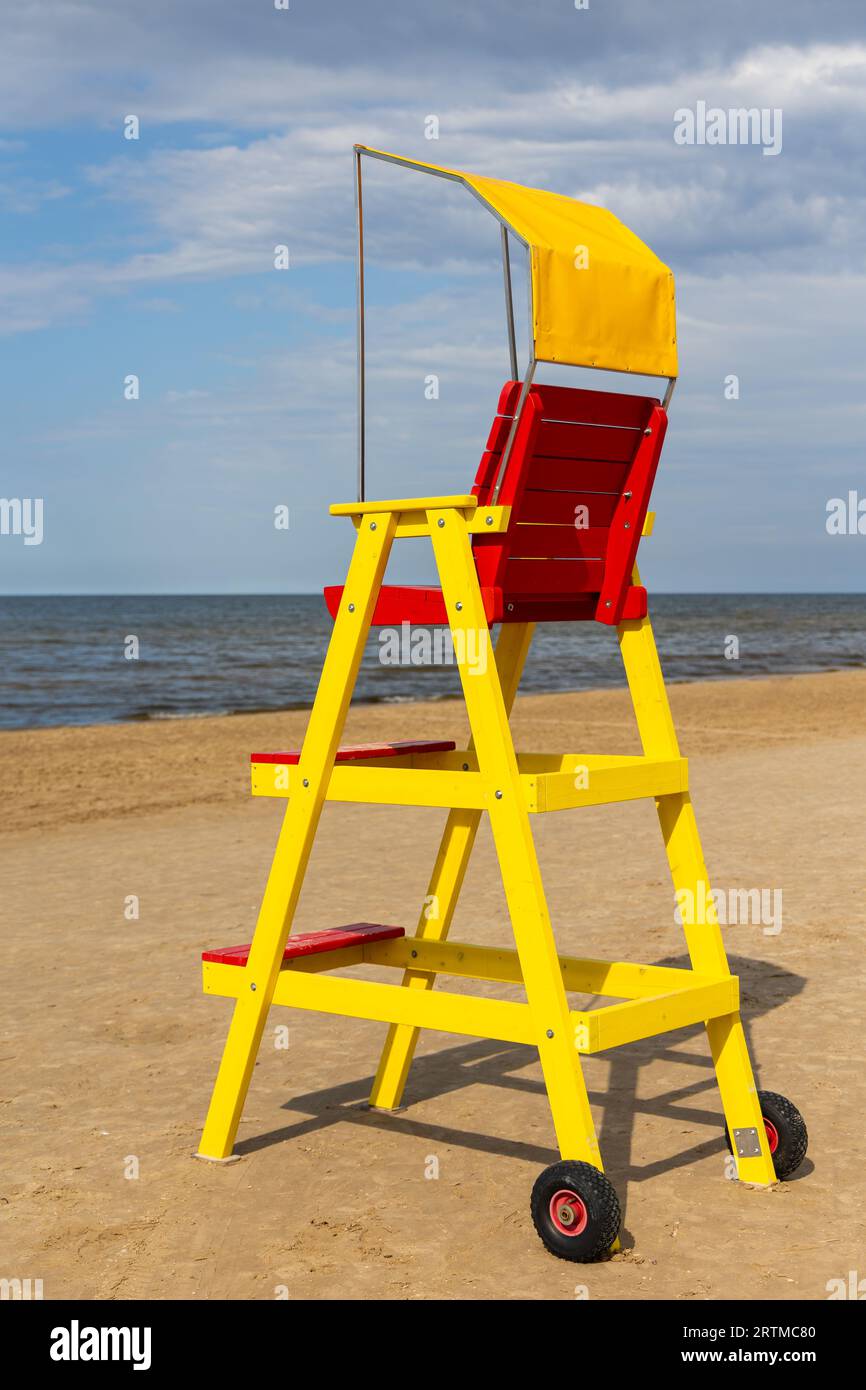Leerer Rettungsschwimmstuhl am Strand. Rettungsschwimmer-Ausrüstung zur Unterstützung der Beobachtung von Personen, die im Wasser spielen. Foto am Mittag auf einem sonnigen Stockfoto