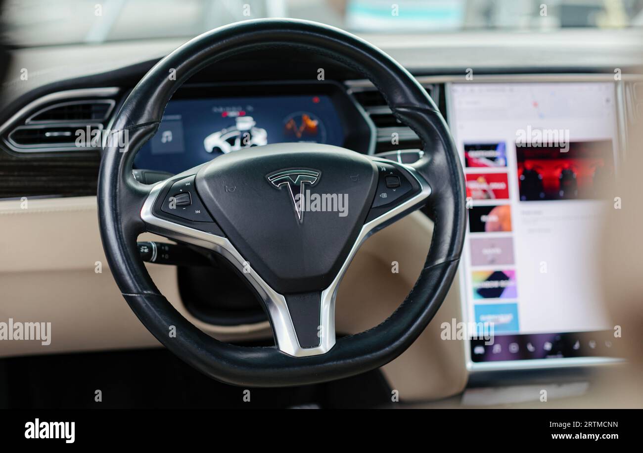 Der Innenraum eines Tesla Fahrzeugs in braunem und schwarzem Leder. Stockfoto