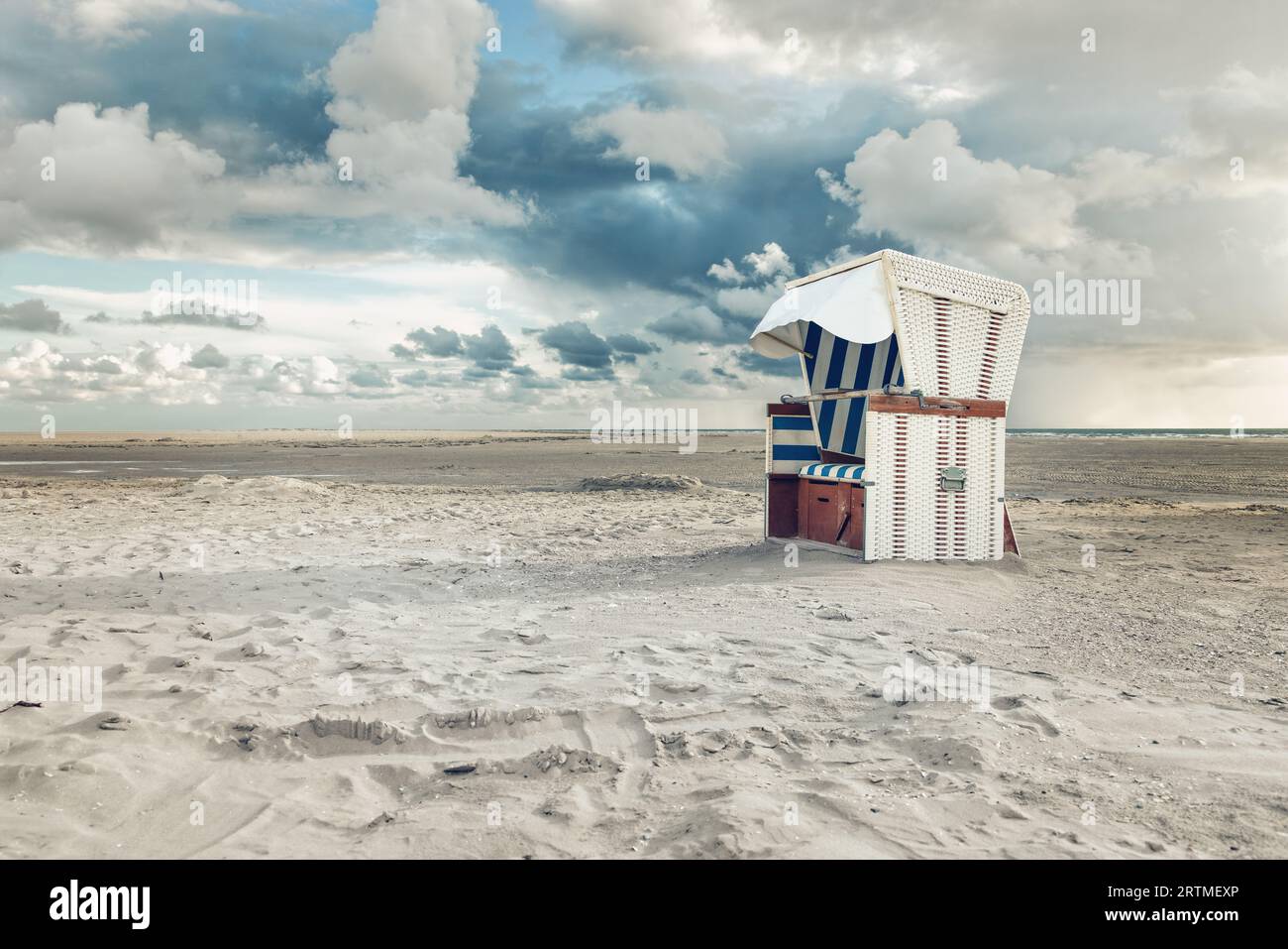 Strandstuhl mit Kapuze am Strand am Nordmeer Stockfoto
