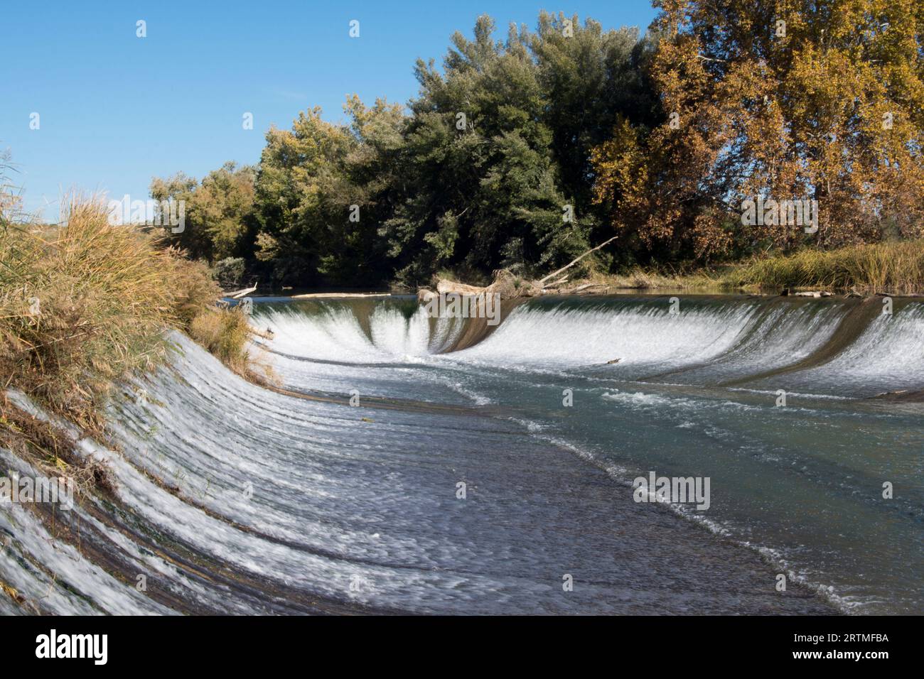 Presa de Buenameson (Azud) en el Río Tajo Stockfoto