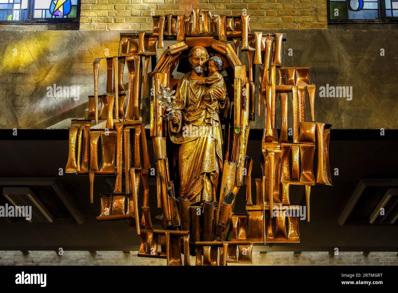 katholische Kirche St. Antonius, Löwen, Belgien. Skulpturenkunst des Heiligen Joseph Stockfoto