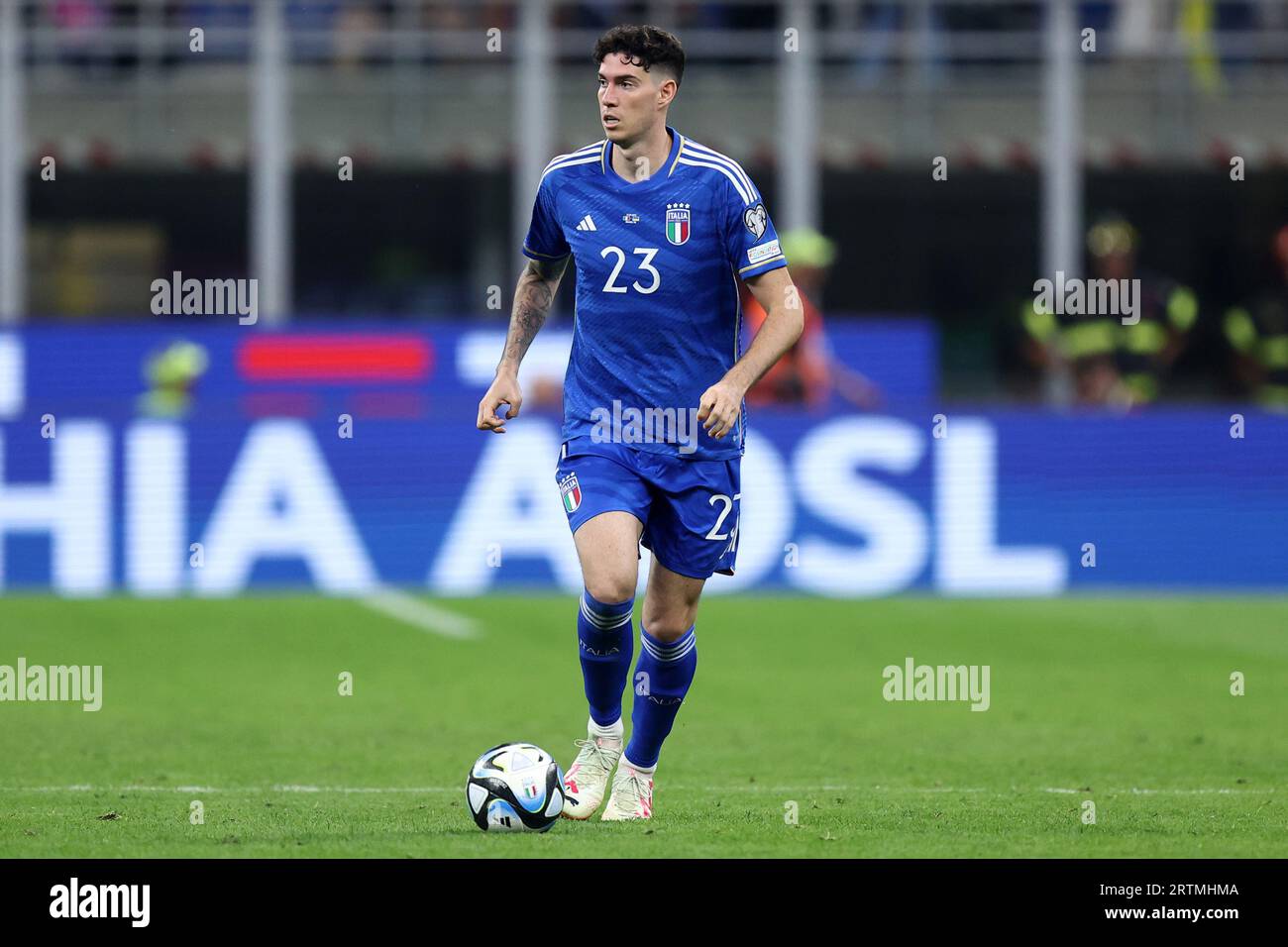 Alessandro Bastoni aus Italien kontrolliert den Ball während des