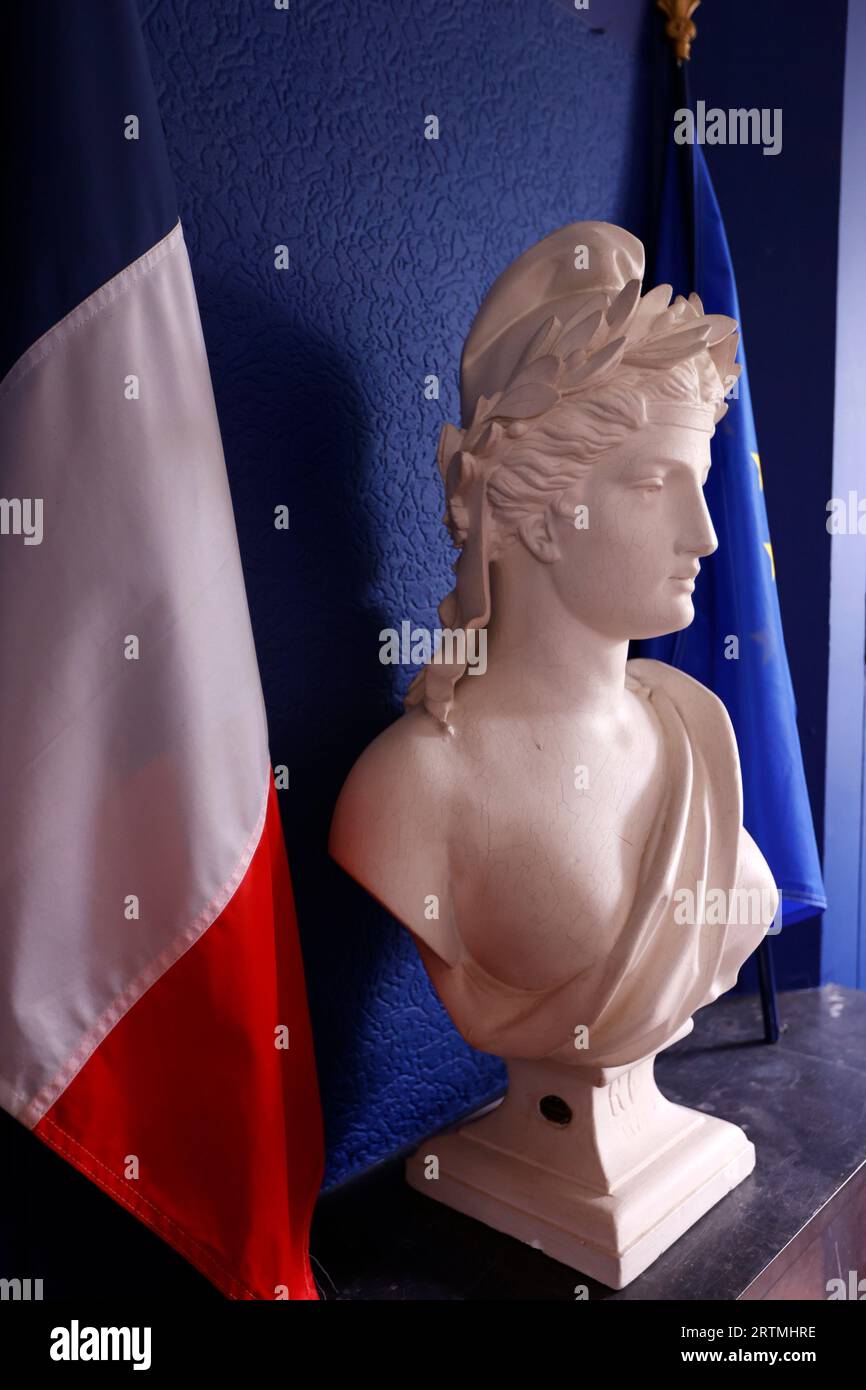 Marianne-Statue mit französischer Flagge im Rathaus. Marianne ist die nationale Personifikation der Französischen Republik. Saint Amour. Frankreich. Stockfoto