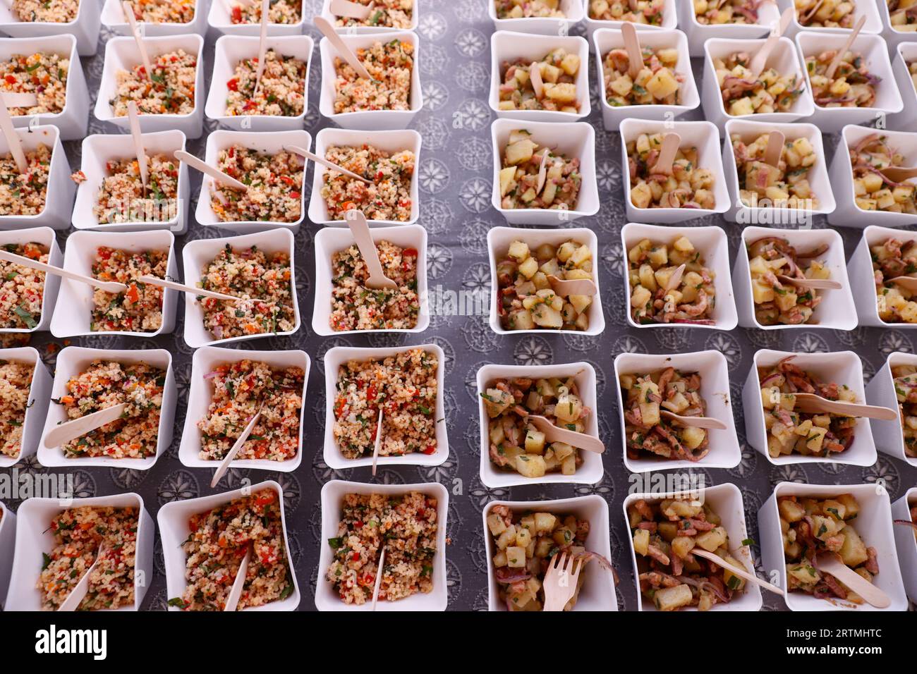 Snackschalen mit festlichem Salat am Buffet des Restaurants. Stockfoto
