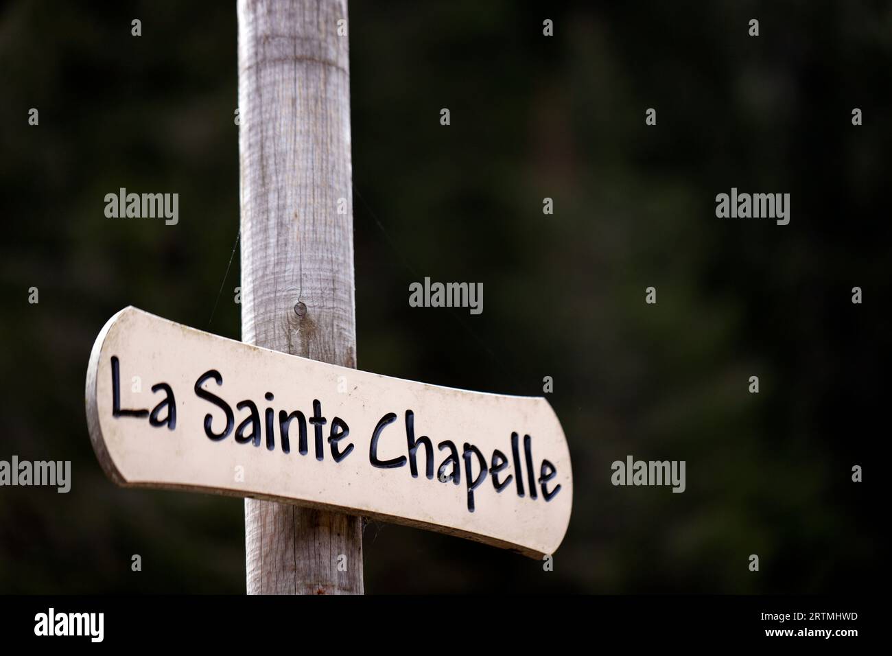 Das Schild La Sainte Chapelle befindet sich auf einem Bergpfad. Frankreich. Stockfoto