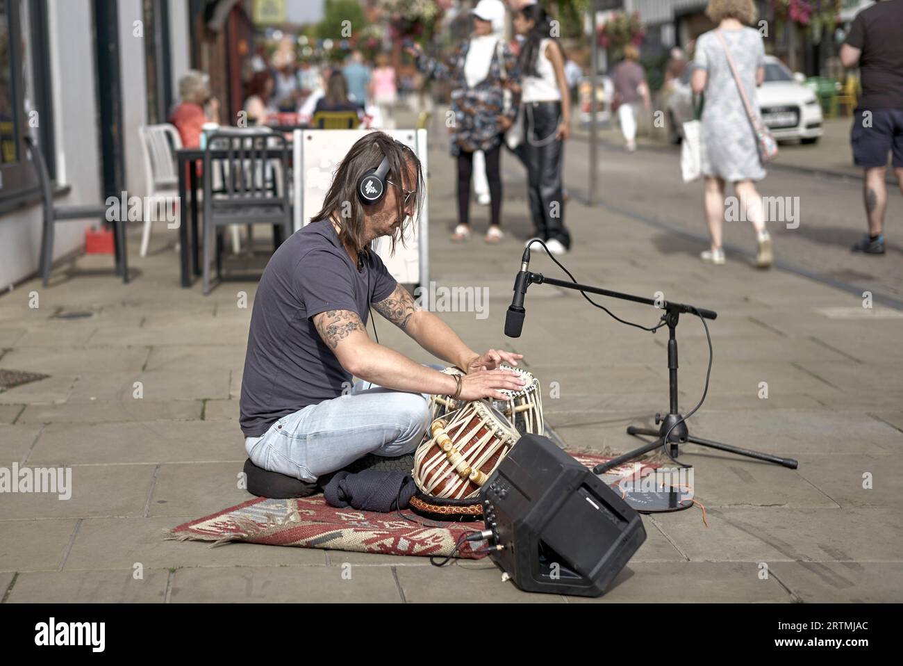 Busker spielt das Bongo-Schlagzeug auf der Straße in Stratford upon Avon, England Stockfoto