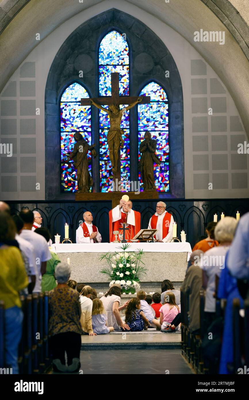 St. Nicolas Kirche. Katholische Messe. Eucharistiefeier. Erhöhung des Hosts. Frankreich. Stockfoto
