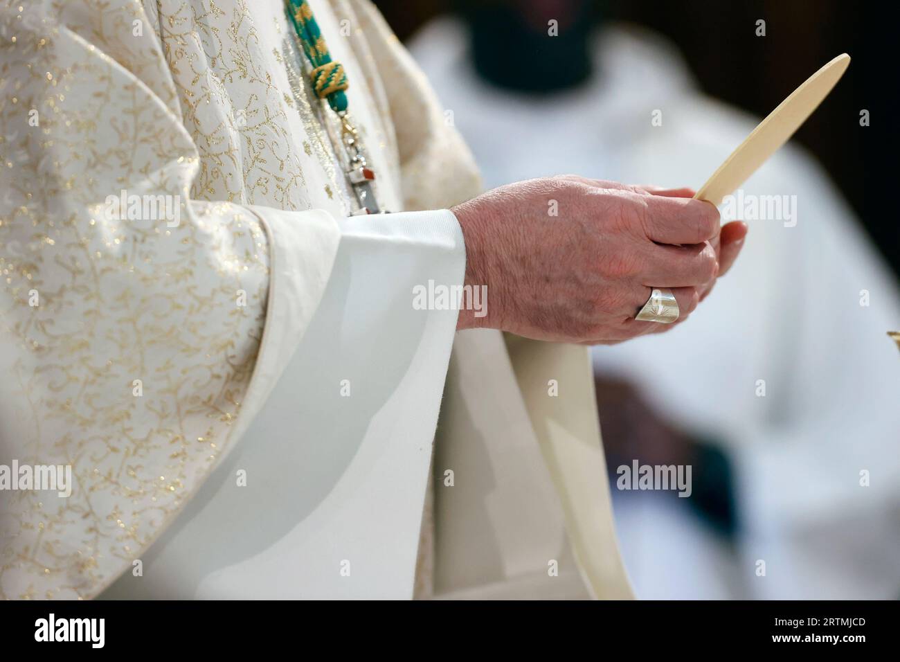 St. Maurice Kirche. Katholische Messe. Eucharistiefeier. Erhöhung des Hosts. Frankreich. Stockfoto