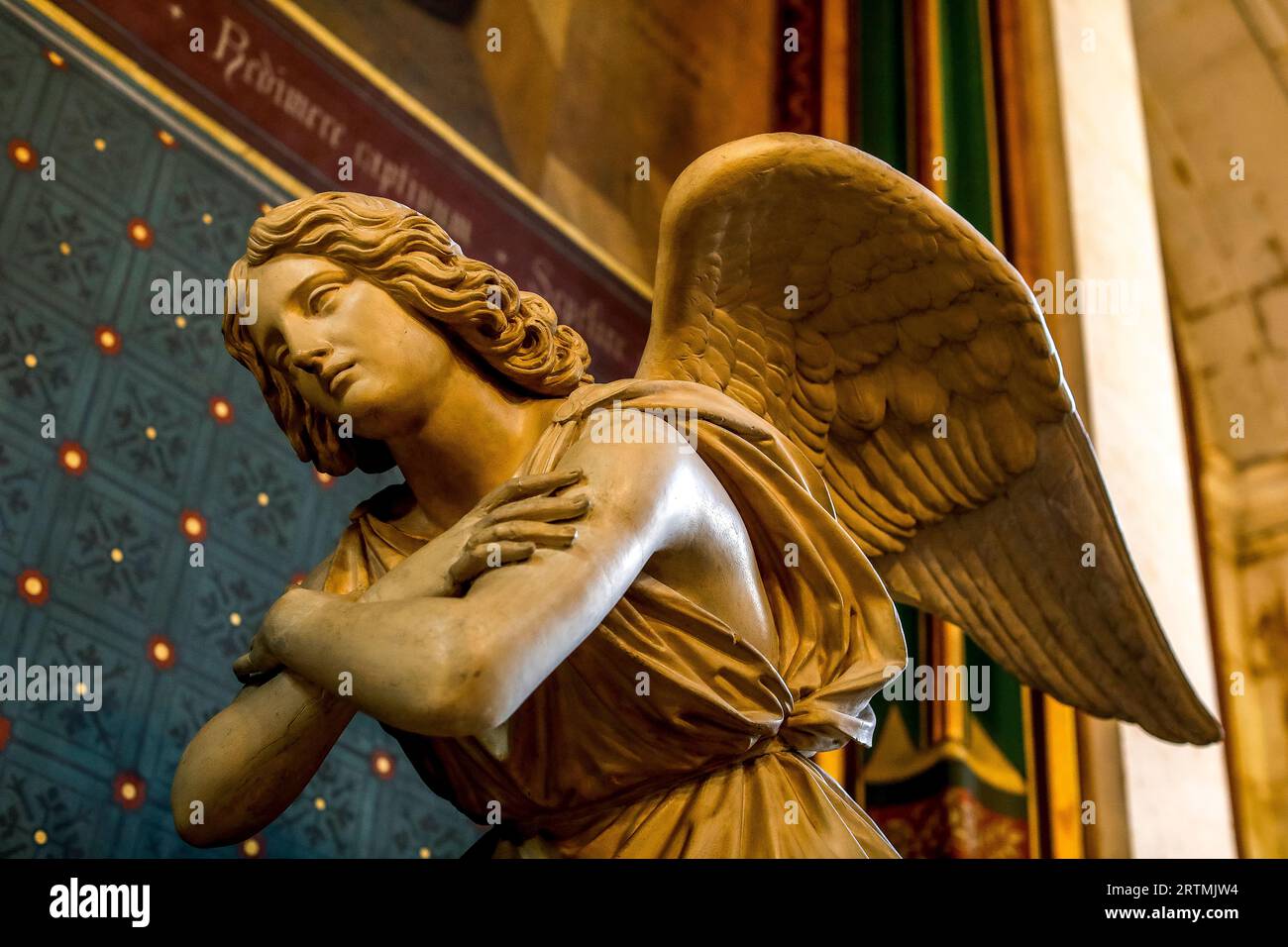 katholische Kirche Saint Gervais-Saint Protais, Paris, Frankreich. Die Engelsstatue wurde von Jean-Pierre Cortot gestaltet Stockfoto