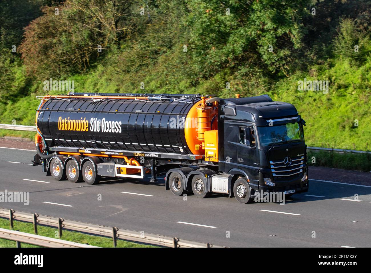 Landesweiter Silo Access Mercedes-Benz Tanker, Spezialfirma für Siloreinigung und -Zugang, HGV, fährt auf der Autobahn M6 im Großraum Manchester, Großbritannien, mit hoher Geschwindigkeit Stockfoto