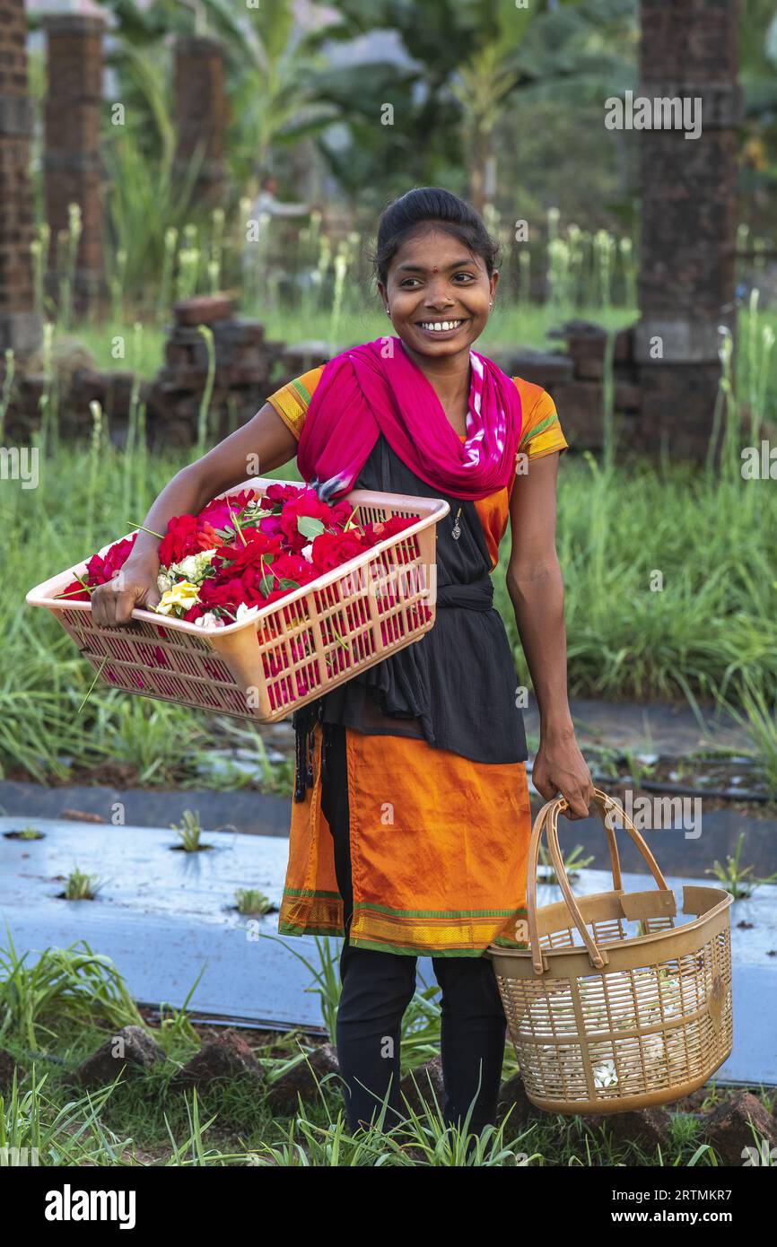 Gärtner mit Blumenkörben im Goverdan Ecovillage, Maharashtra, Indien Stockfoto