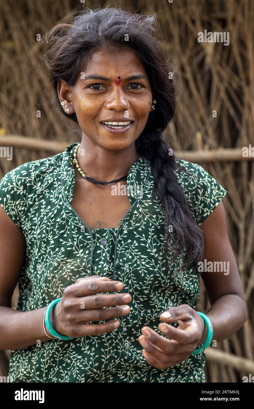 Junge Adivasi-Frau in einem Dorf im Bezirk Narmada, Gujarat, Indien Stockfoto