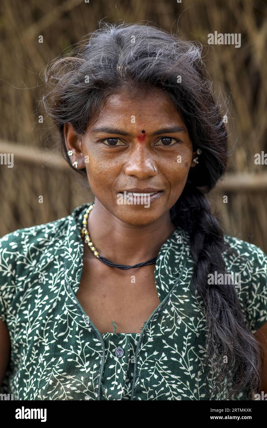 Junge Adivasi-Frau in einem Dorf im Bezirk Narmada, Gujarat, Indien Stockfoto