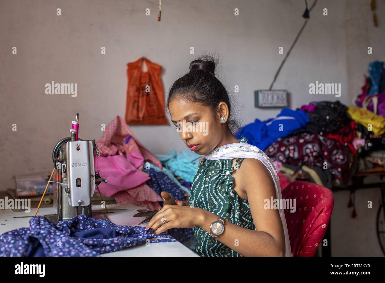 Schneiderin bei der Arbeit in einem Dorf im Bezirk Narmada, Gujarat, Indien Stockfoto