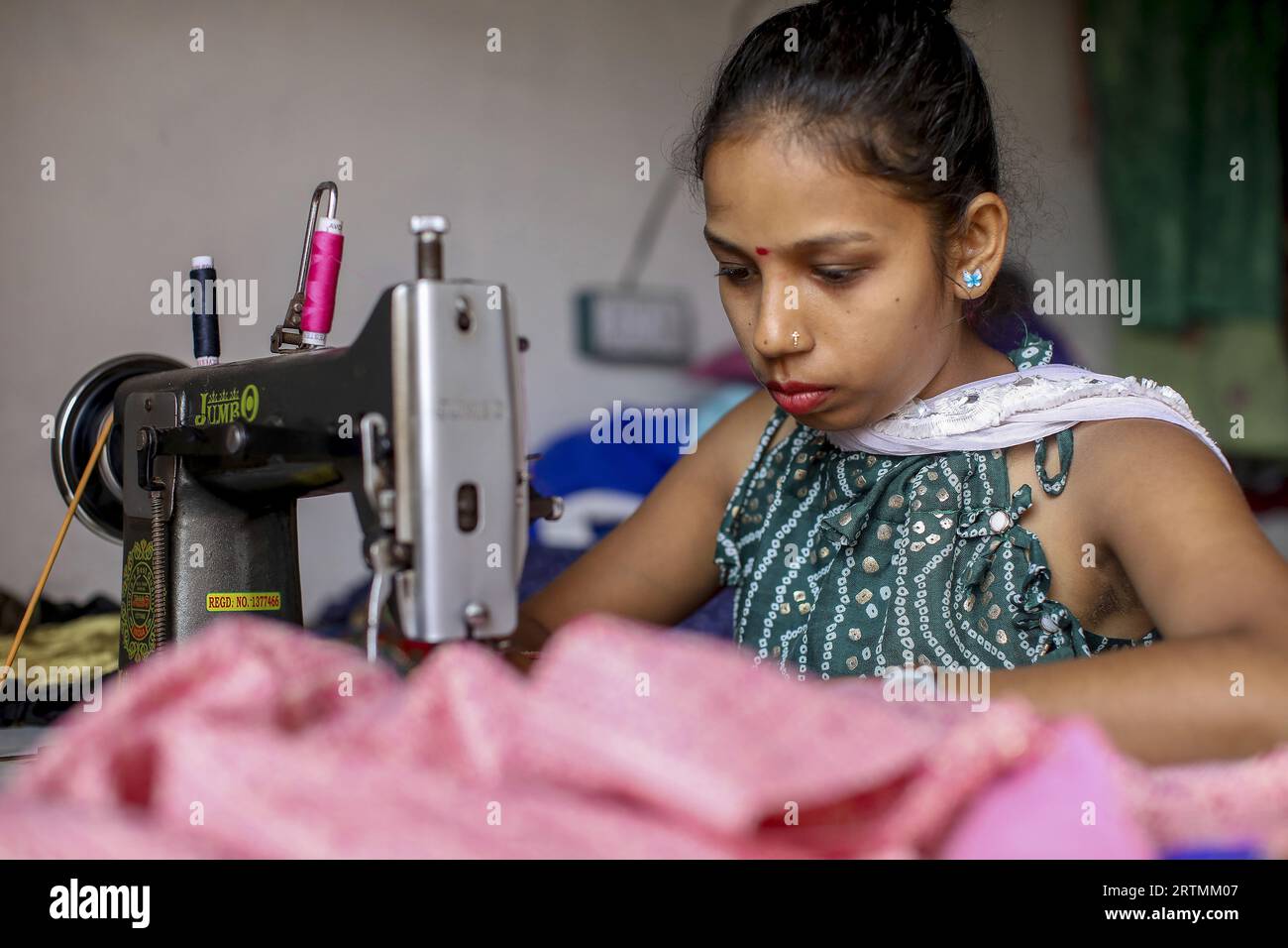 Schneiderin bei der Arbeit in einem Dorf im Bezirk Narmada, Gujarat, Indien Stockfoto