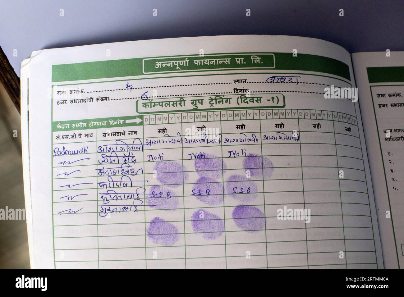 Kundenbuch eines Mikrofinanzinstituts in Babra, Maharashtra, Indien Stockfoto